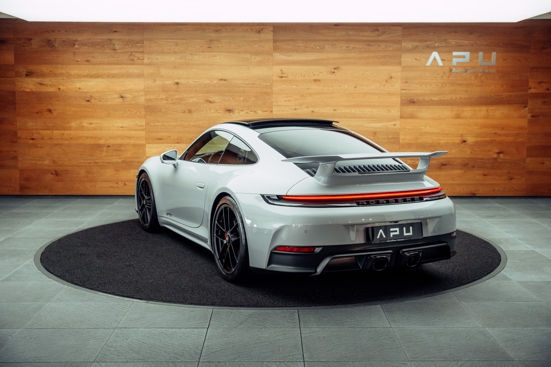 PORSCHE 911 Carrera 4 GTS PDK AeroKit Eisgraumetallic-image-2