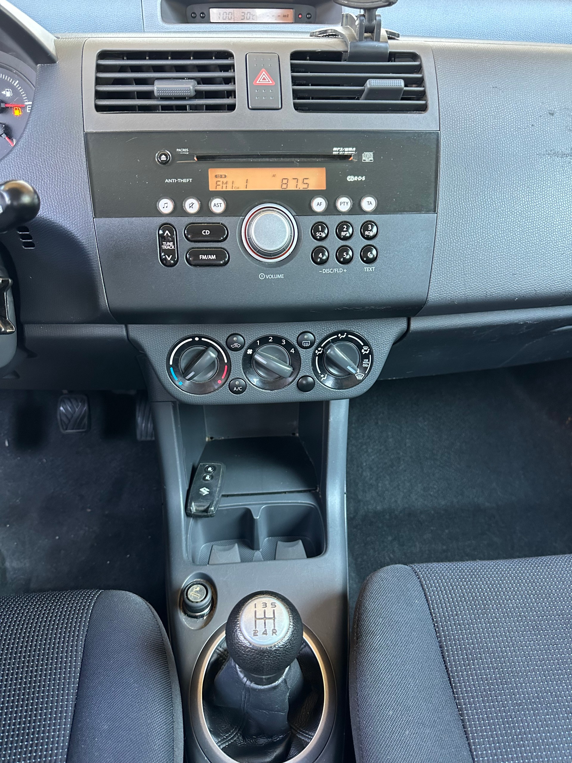 SUZUKI Swift 1.3i 16V GL Top 4x4-image-11