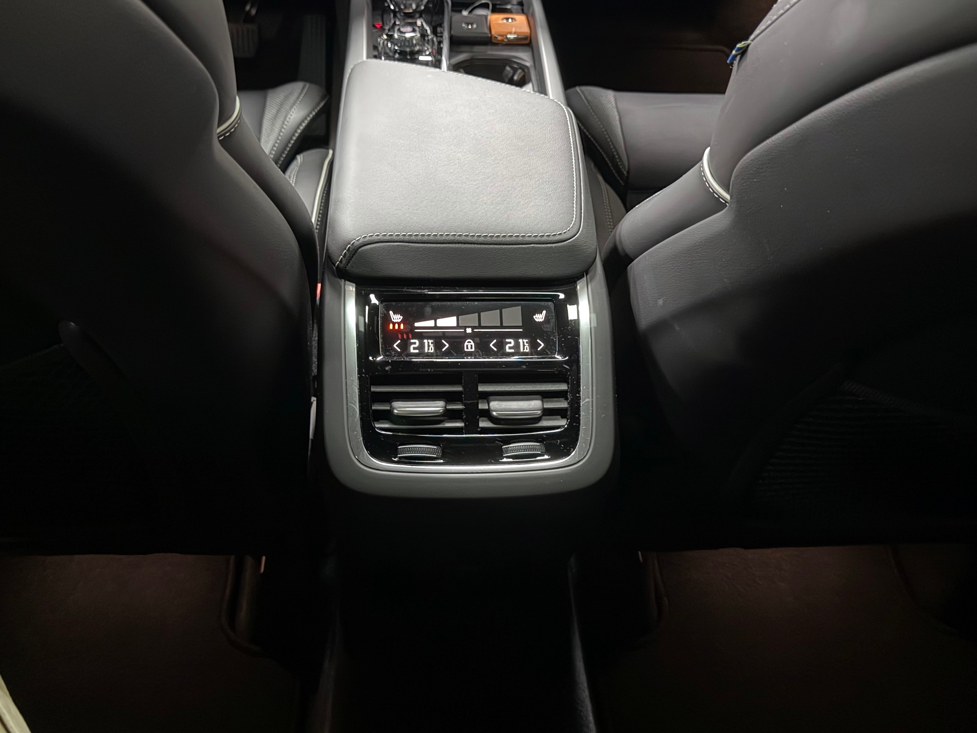 VOLVO XC60 B5 Benzin Mild Hybrid AWD Ultra Dark Geartronic-image-26