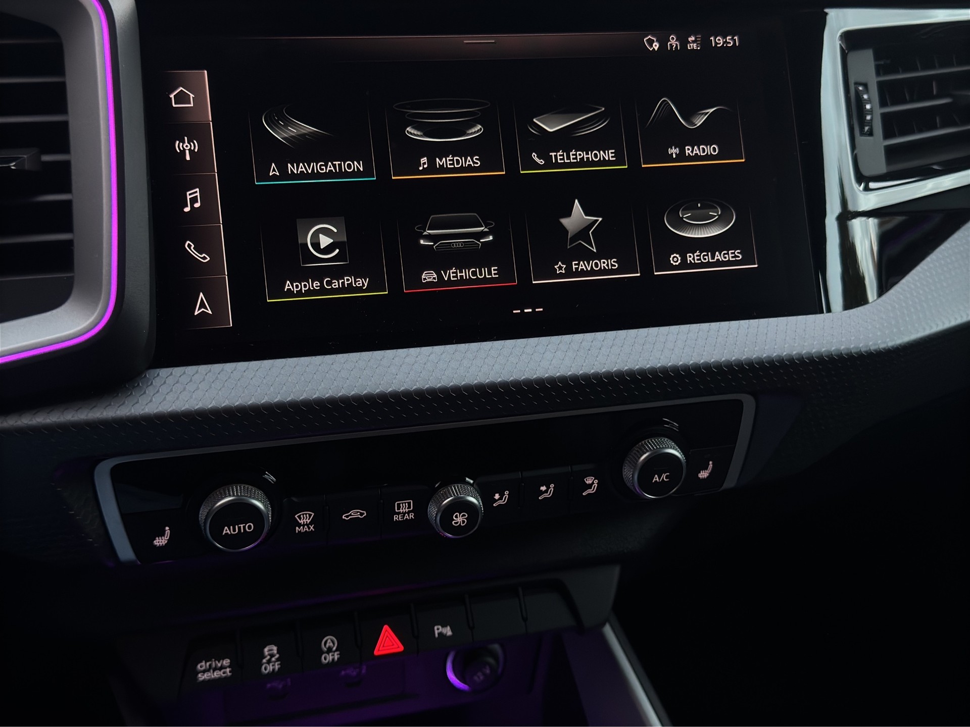 AUDI A1 City Carver 30 TFSI Attraction S-tronic-image-13