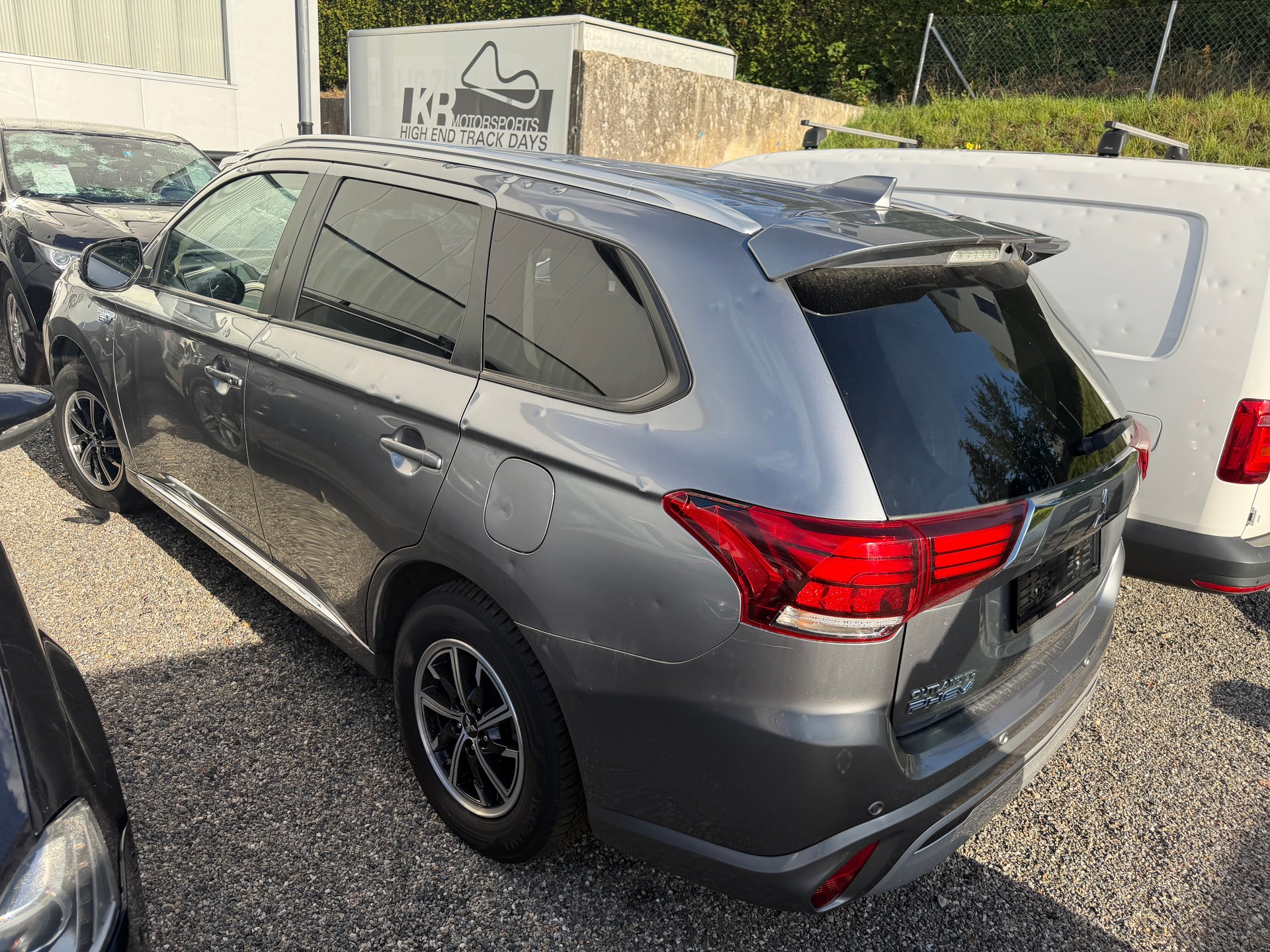 MITSUBISHI Outlander 2.4 PHEV Diamond 4WD Automatic-image-3