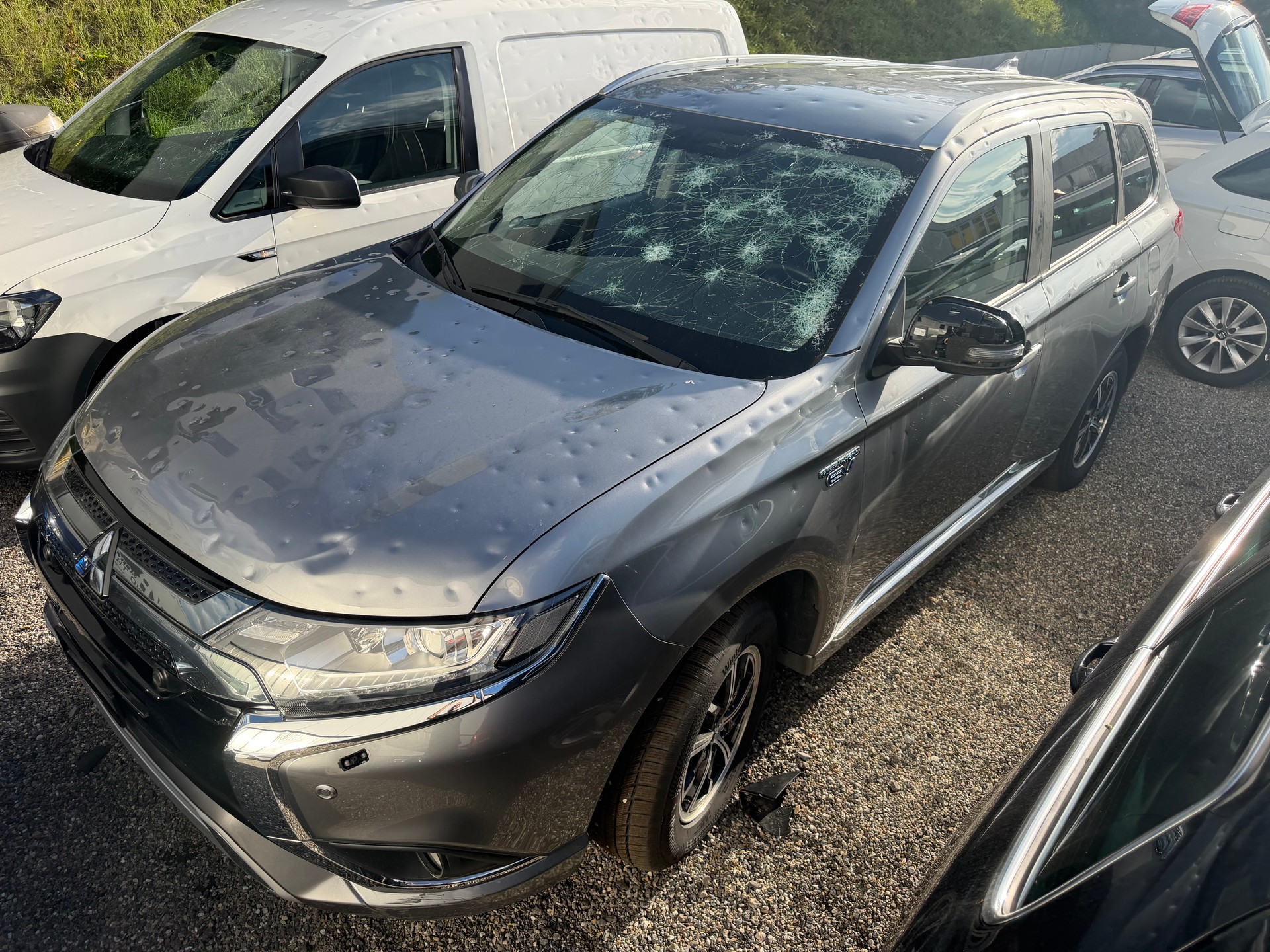 MITSUBISHI Outlander 2.4 PHEV Diamond 4WD Automatic-image-2
