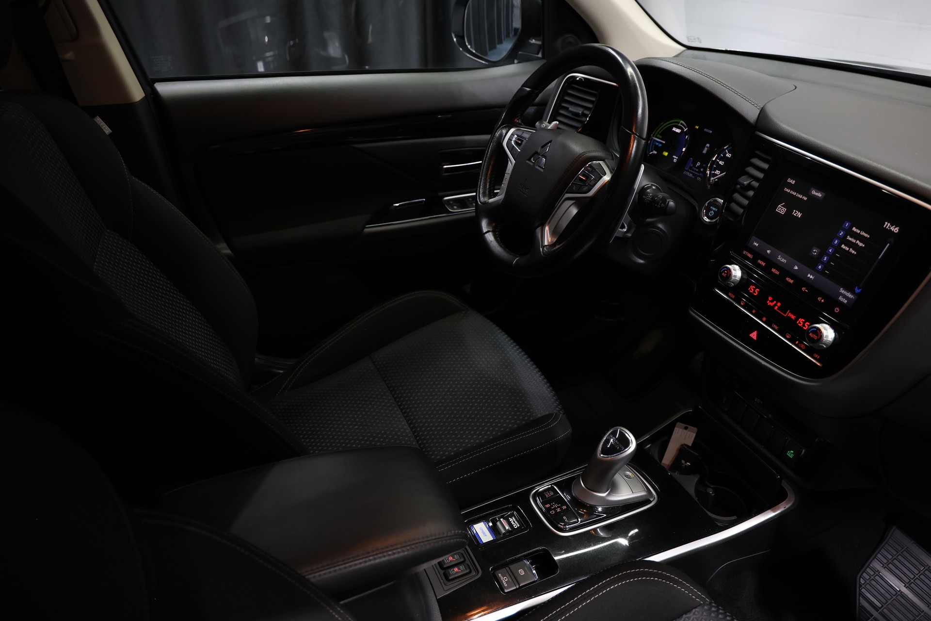 MITSUBISHI Outlander 2.4 PHEV Diamond 4WD Automatic-image-8