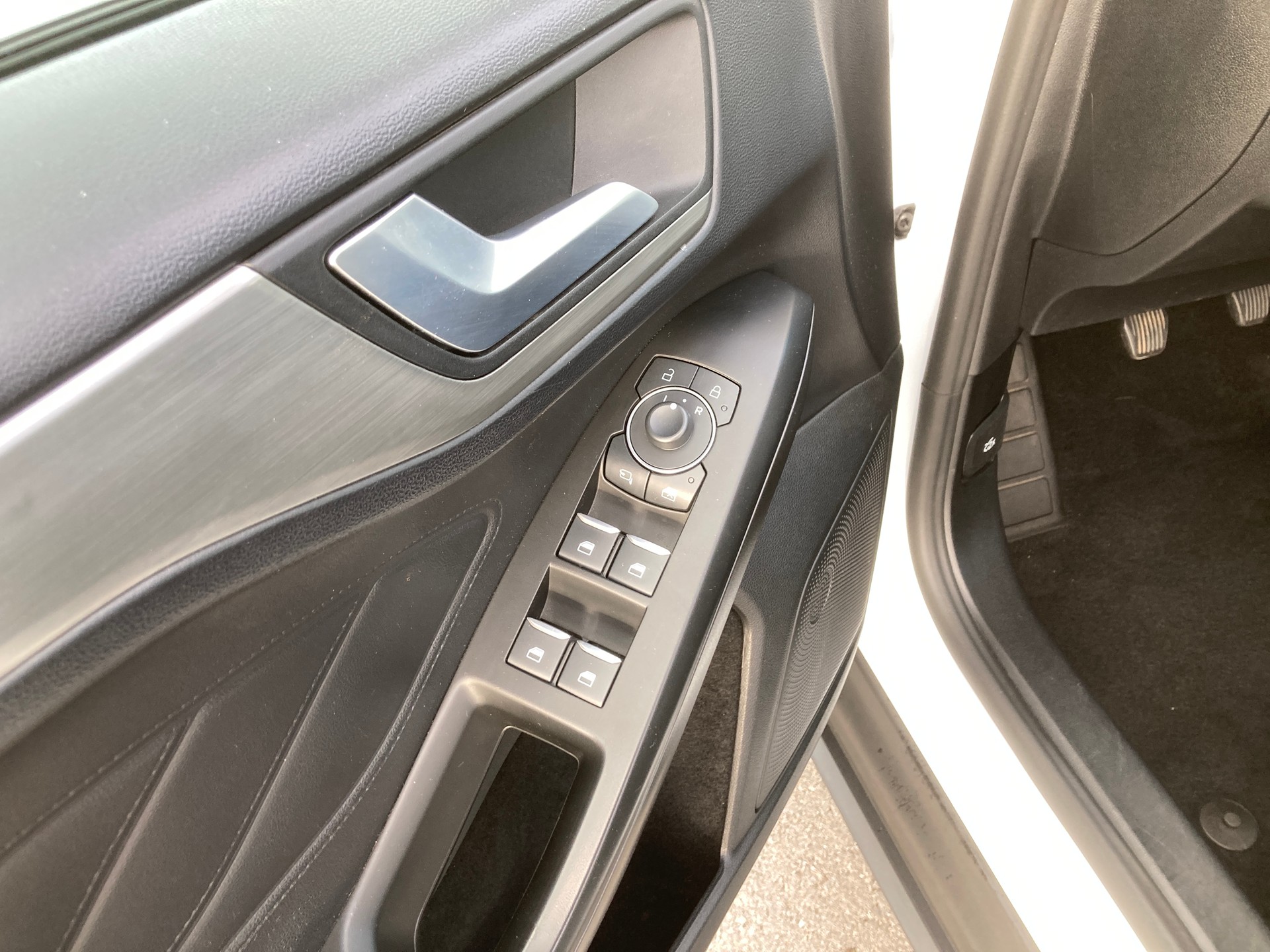 FORD Focus 1.0 SCTi Titanium-image-9