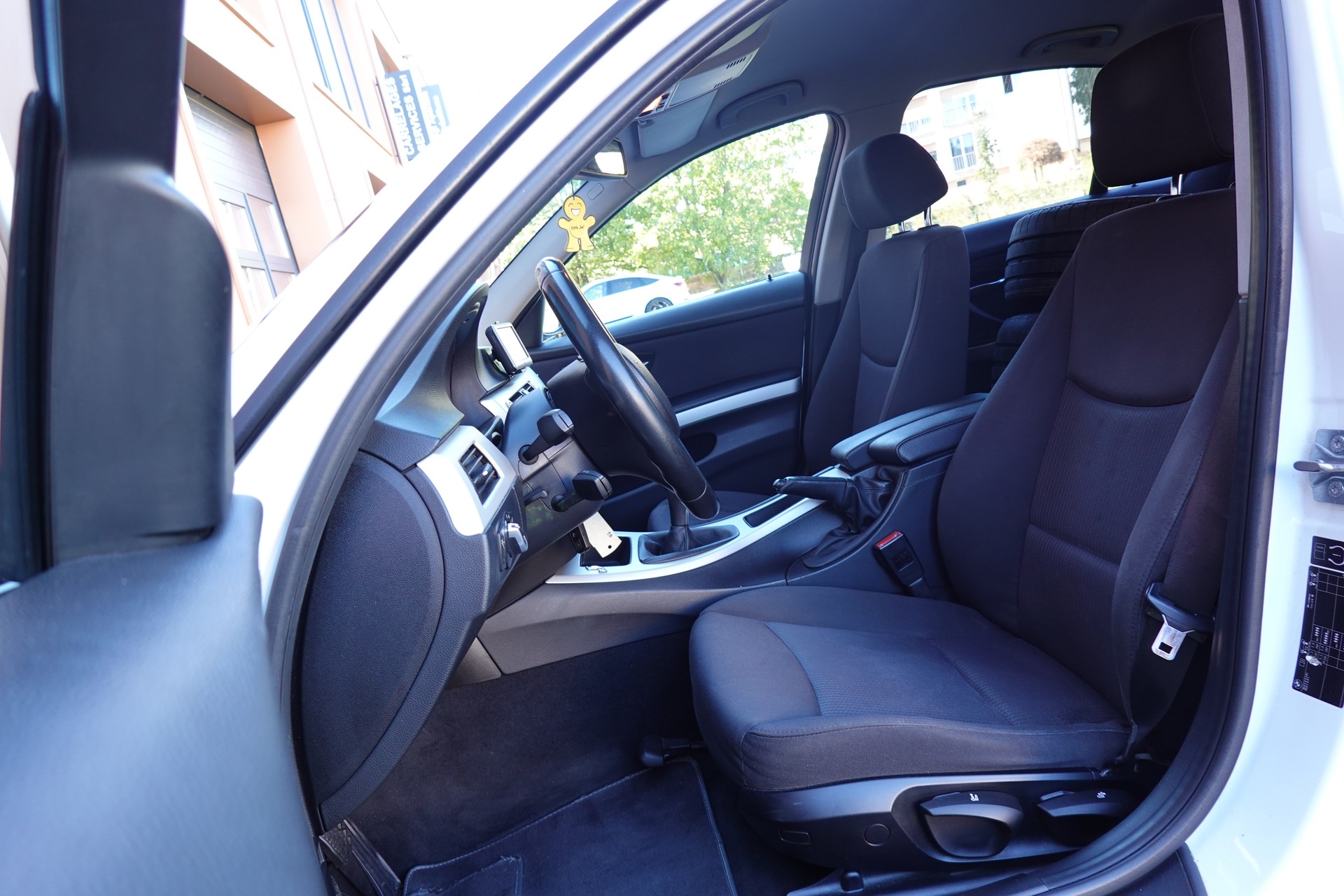 BMW 320d "* CH Auto * Tempomat * Capteurs avant/arrière * GPS * 8 Roues * Prix fixe"-image-19