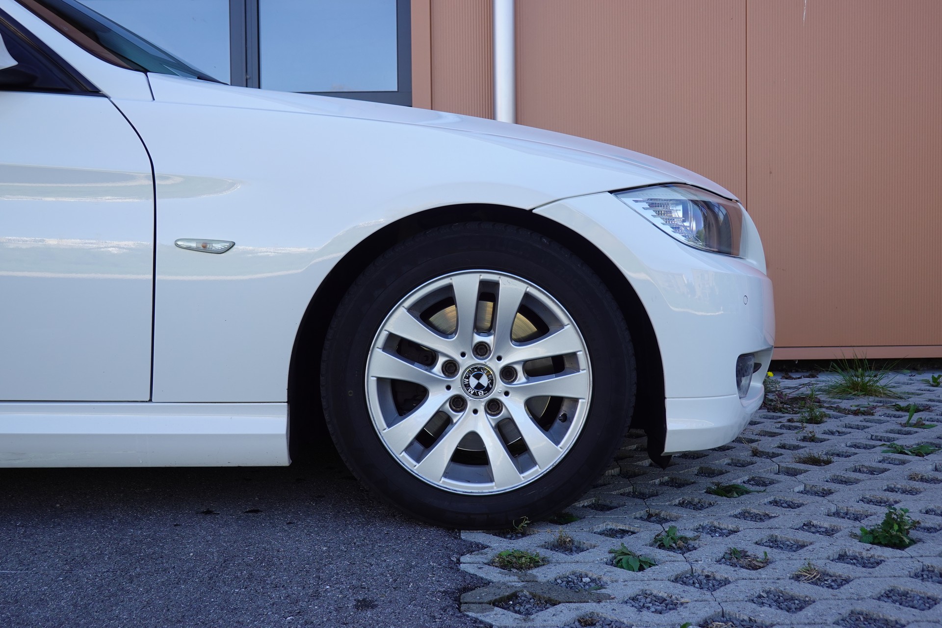 BMW 320d "* CH Auto * Tempomat * Capteurs avant/arrière * GPS * 8 Roues * Prix fixe"-image-4