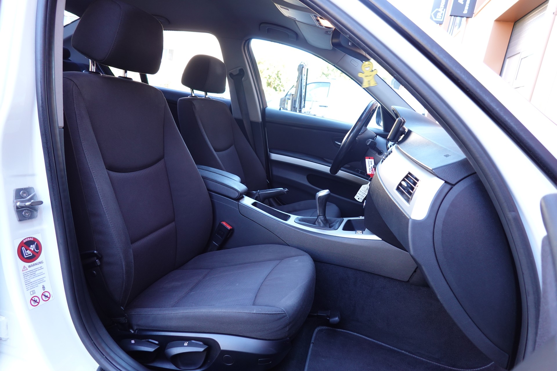 BMW 320d "* CH Auto * Tempomat * Capteurs avant/arrière * GPS * 8 Roues * Prix fixe"-image-20