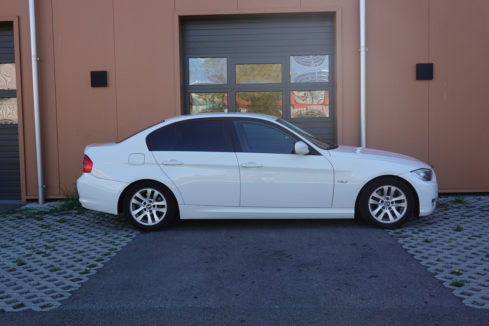 BMW 320d "* CH Auto * Tempomat * Capteurs avant/arrière * GPS * 8 Roues * Prix fixe"-image-3