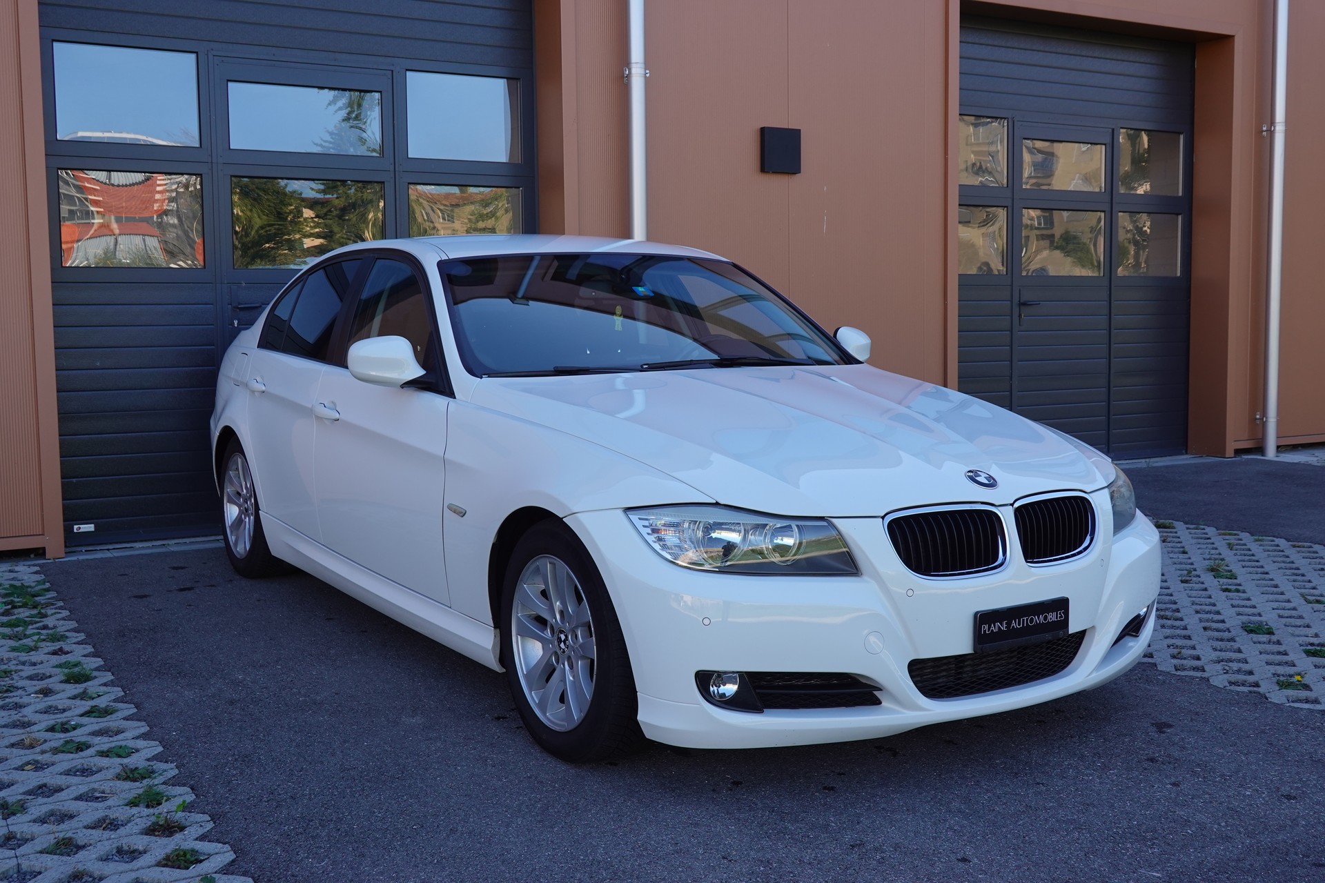 BMW 320d "* CH Auto * Tempomat * Capteurs avant/arrière * GPS * 8 Roues * Prix fixe"-image-2