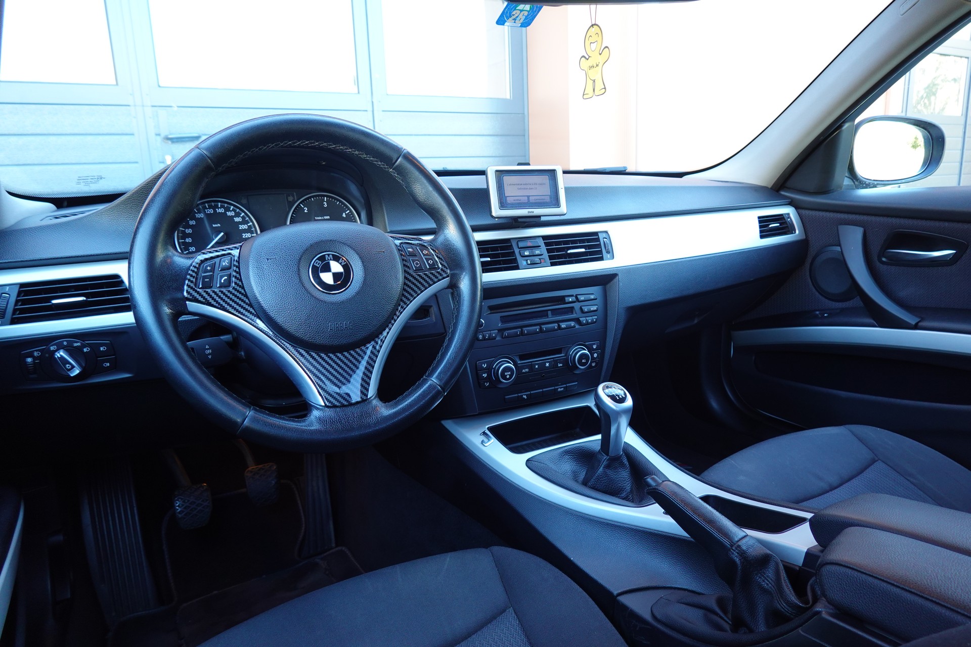 BMW 320d "* CH Auto * Tempomat * Capteurs avant/arrière * GPS * 8 Roues * Prix fixe"-image-12