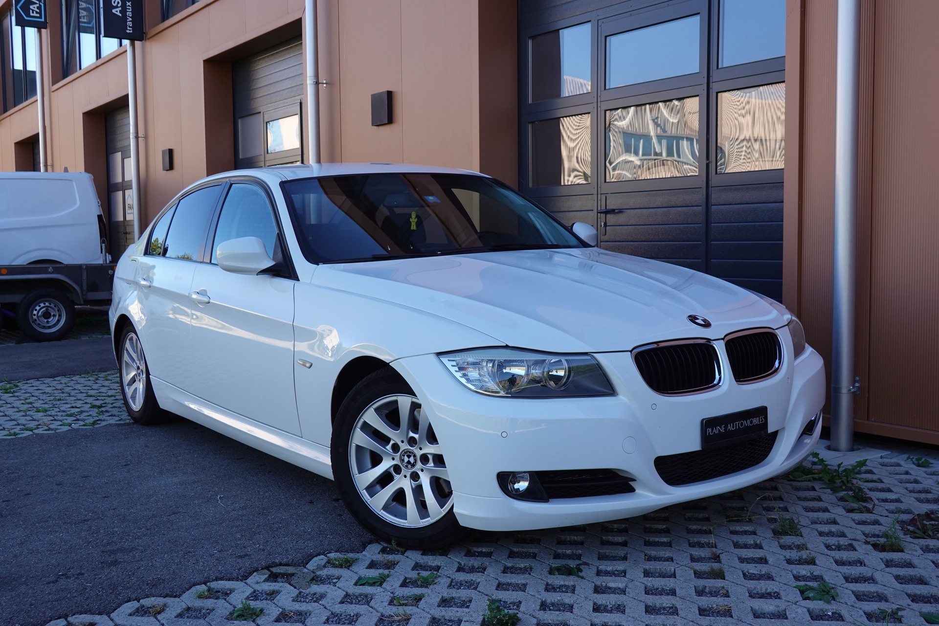 BMW 320d "* CH Auto * Tempomat * Capteurs avant/arrière * GPS * 8 Roues * Prix fixe"-image-5