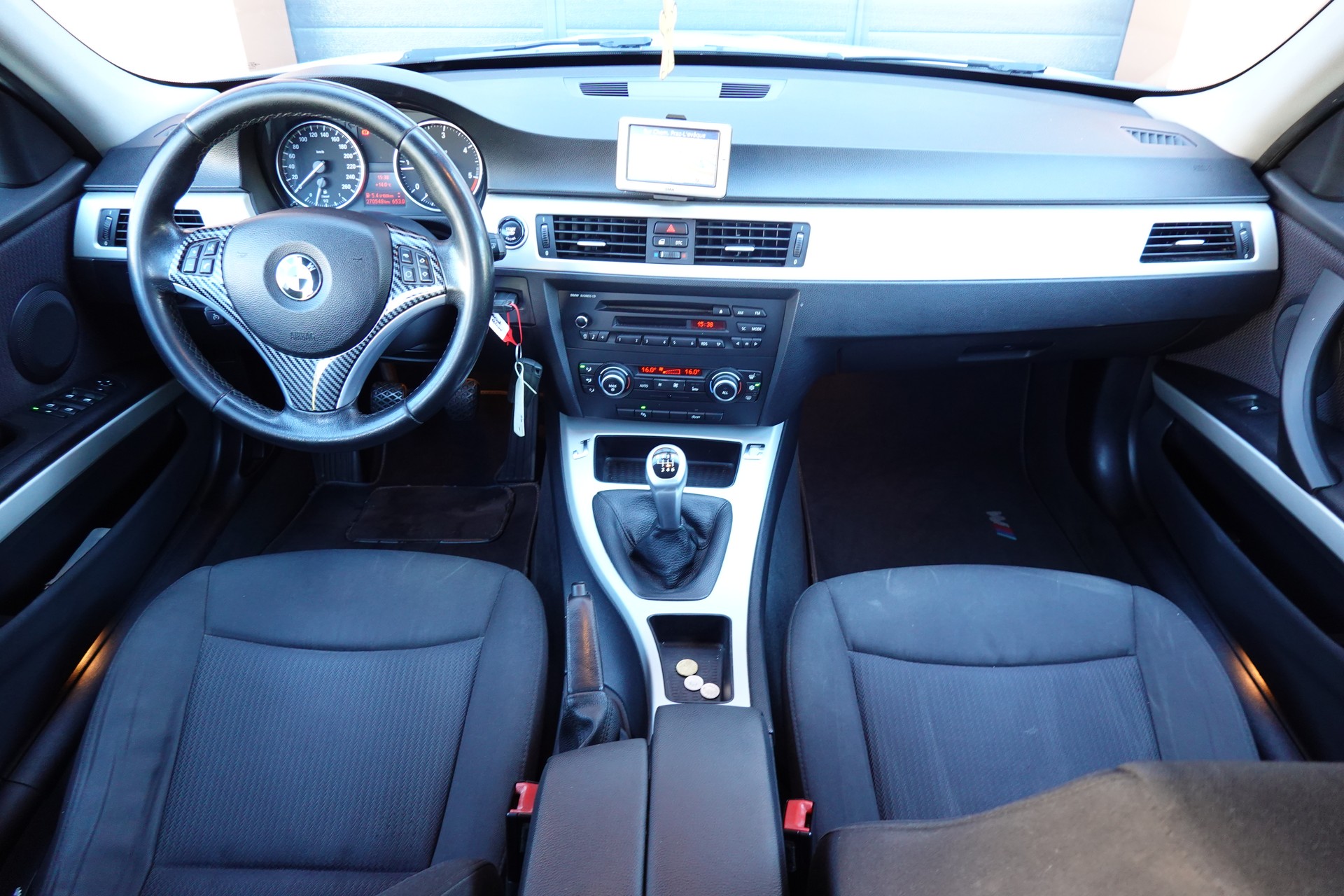 BMW 320d "* CH Auto * Tempomat * Capteurs avant/arrière * GPS * 8 Roues * Prix fixe"-image-10