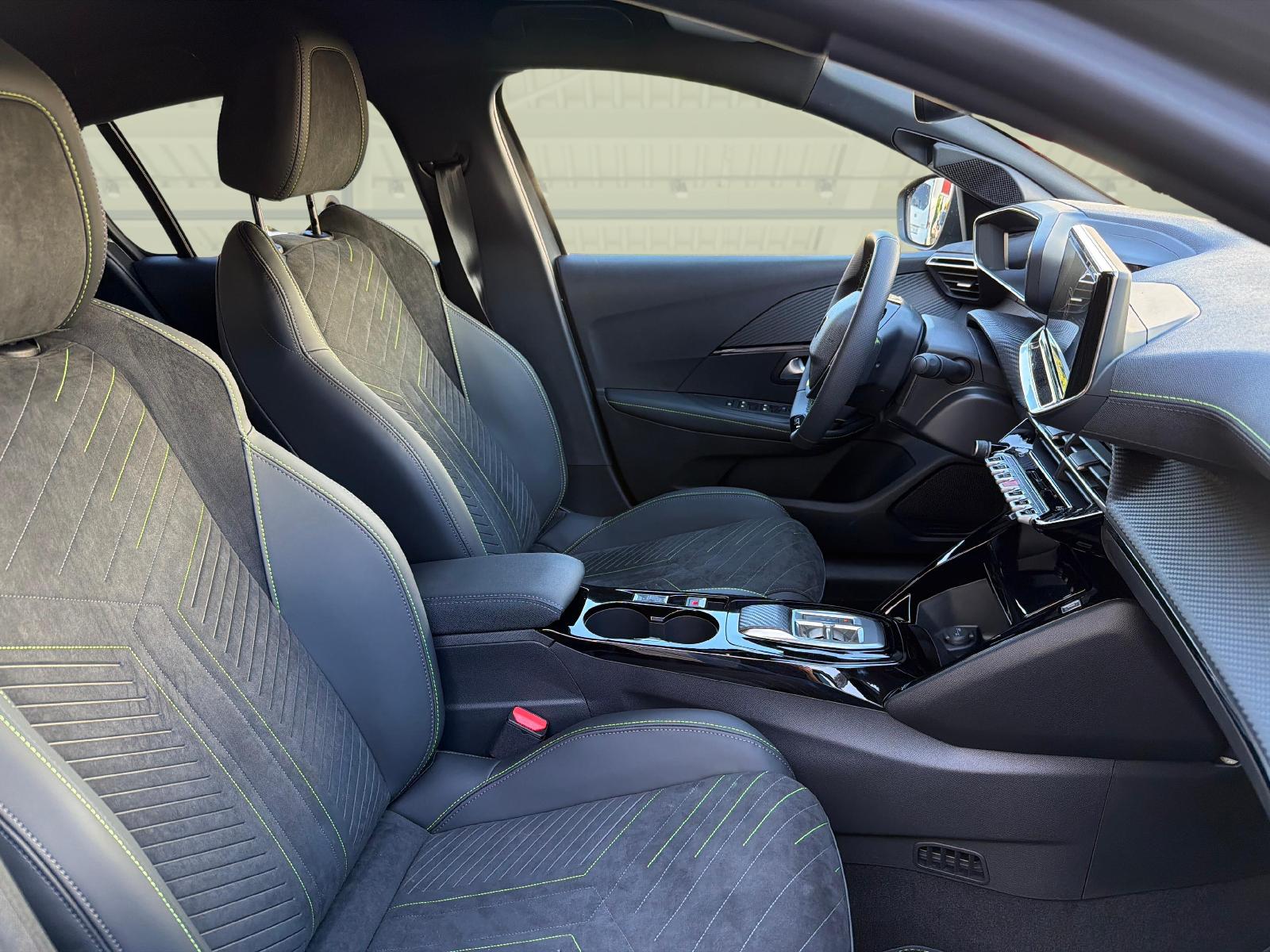 PEUGEOT 208 1.2 Hybrid 145 GT Exclusive-image-11