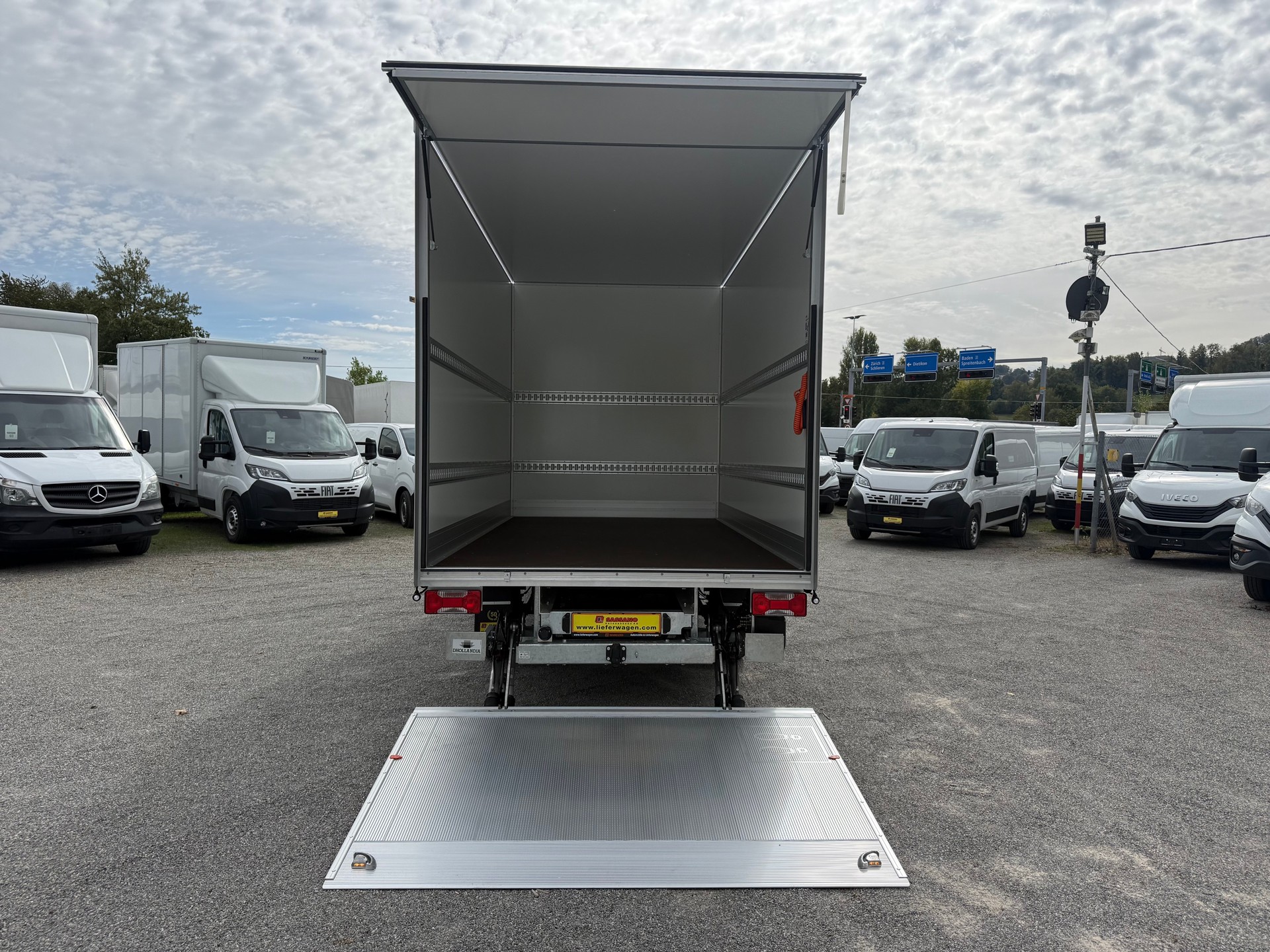 IVECO Daily 35S18 HI-MATIC Ultra Light Koffer mit Hebebühne CH Fahrzeug-image-8
