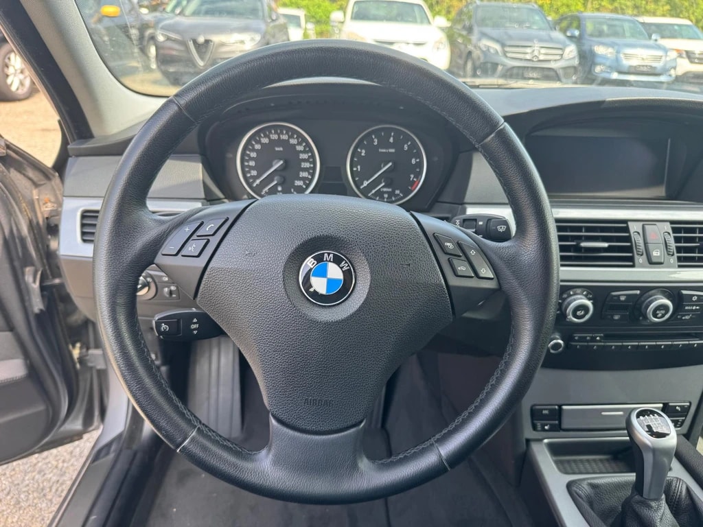 BMW 520i Touring-image-6