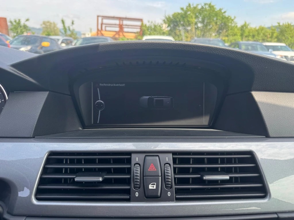 BMW 520i Touring-image-12