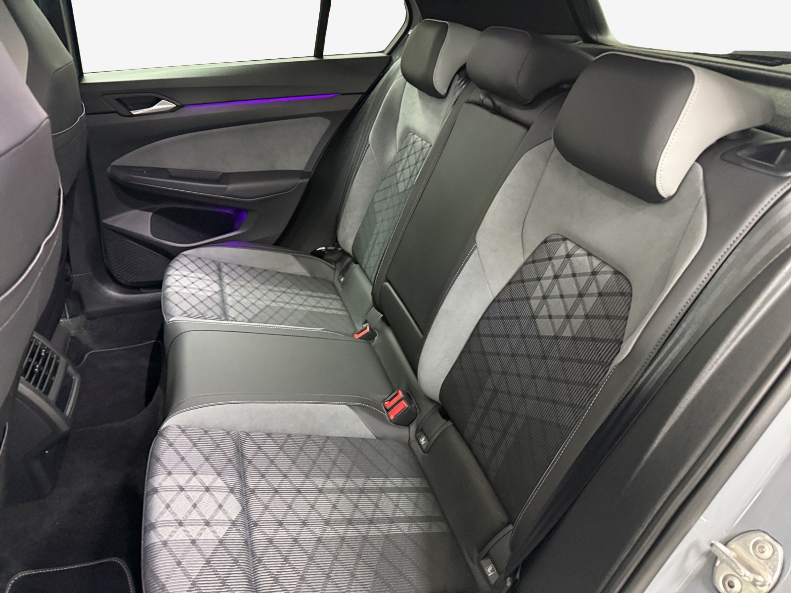 VW Golf 1.5 eTSI mHEV ACT R-Line DSG-image-11