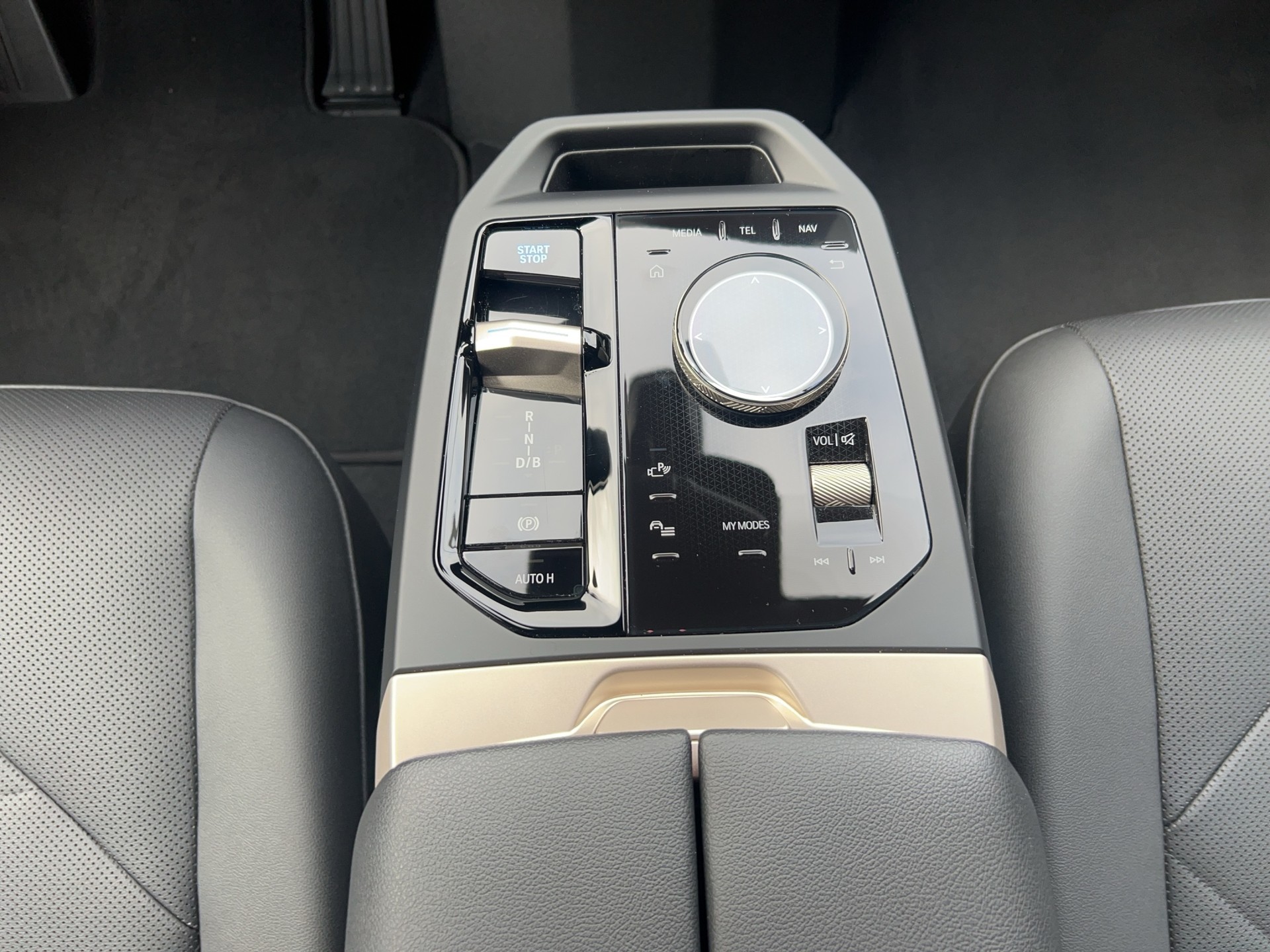 BMW iX xDrive40-image-16