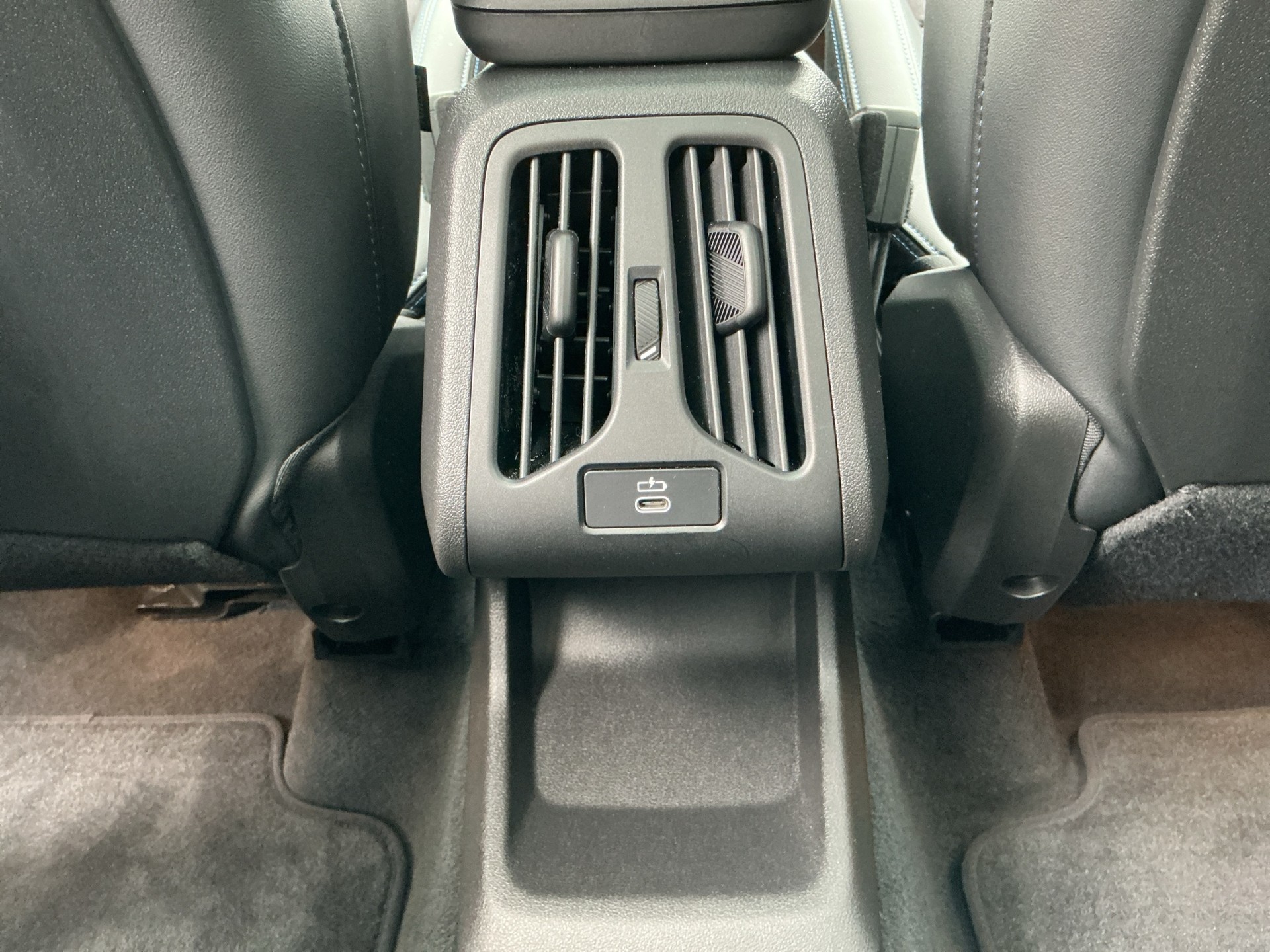 BMW X1 sDrive 18i M Sport Pro Shadow Line-image-13