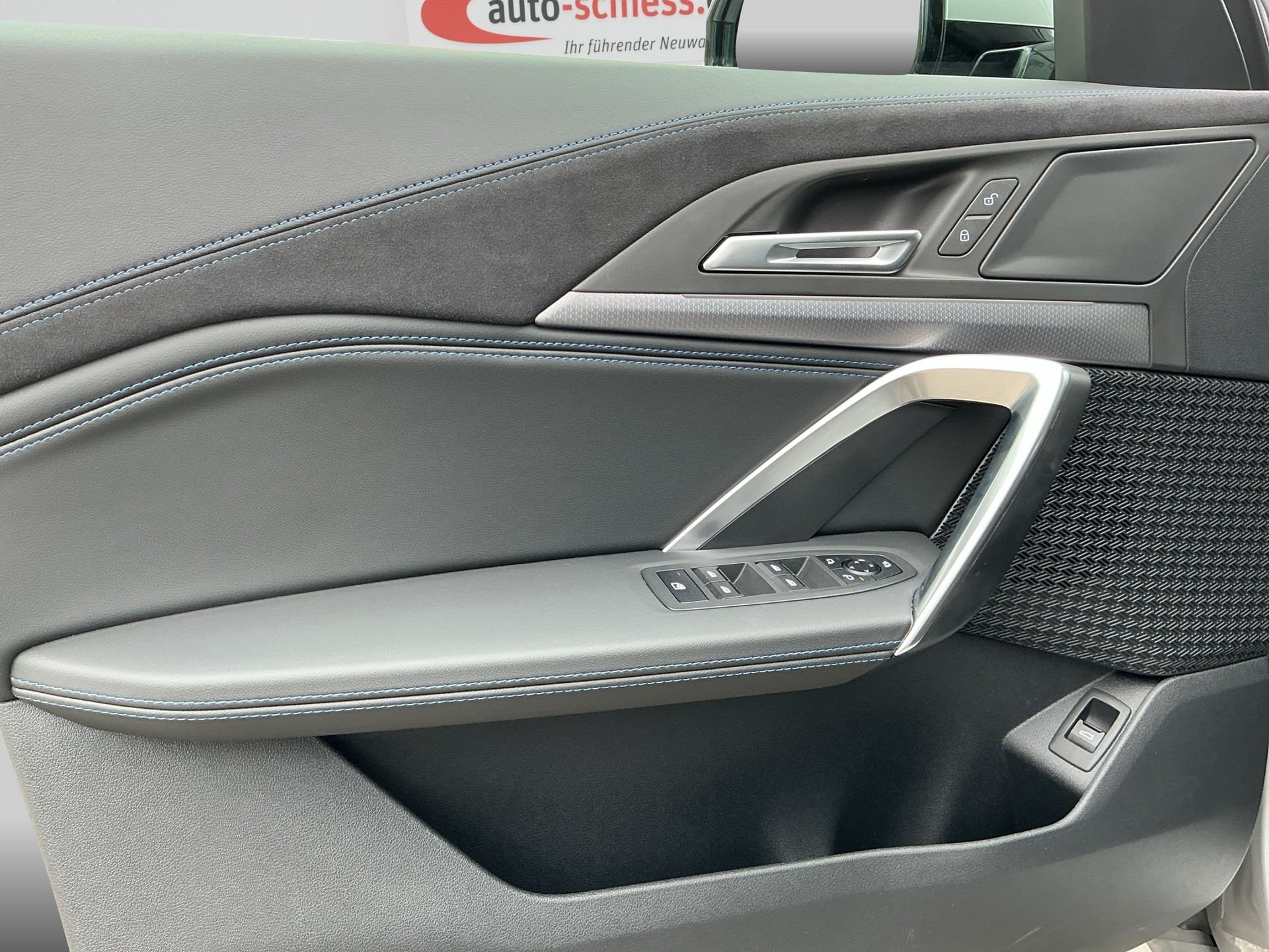 BMW X1 sDrive 18i M Sport Pro Shadow Line-image-8