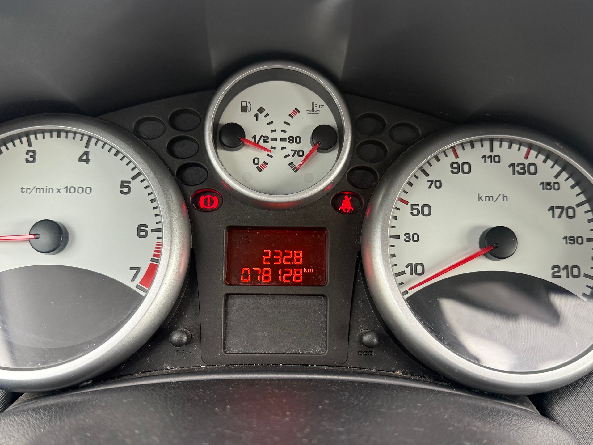 PEUGEOT 207 1.4 16V Trendy-image-9