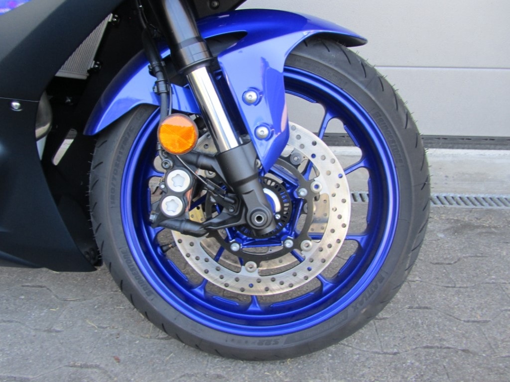 YAMAHA R7-image-6