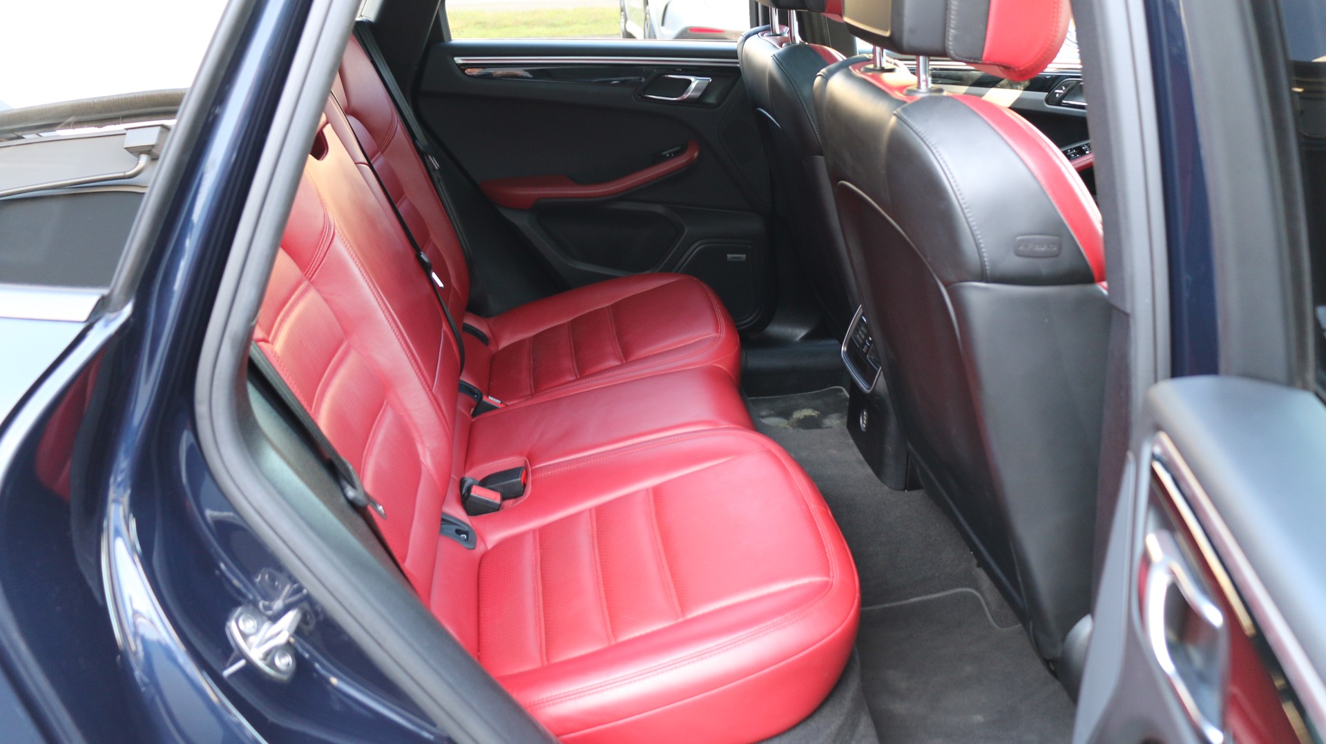 PORSCHE Macan S-image-15
