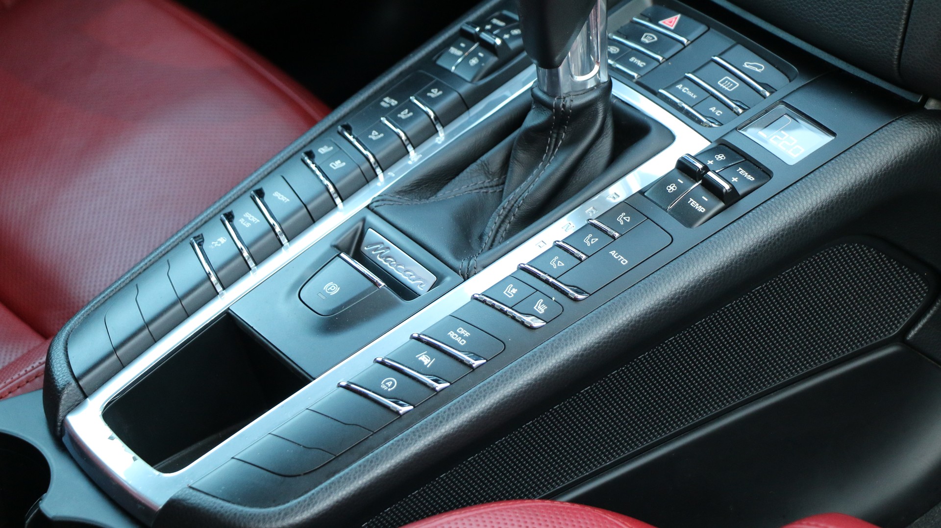 PORSCHE Macan S-image-17