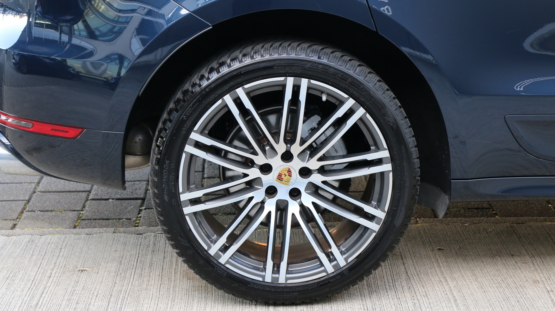 PORSCHE Macan S-image-21