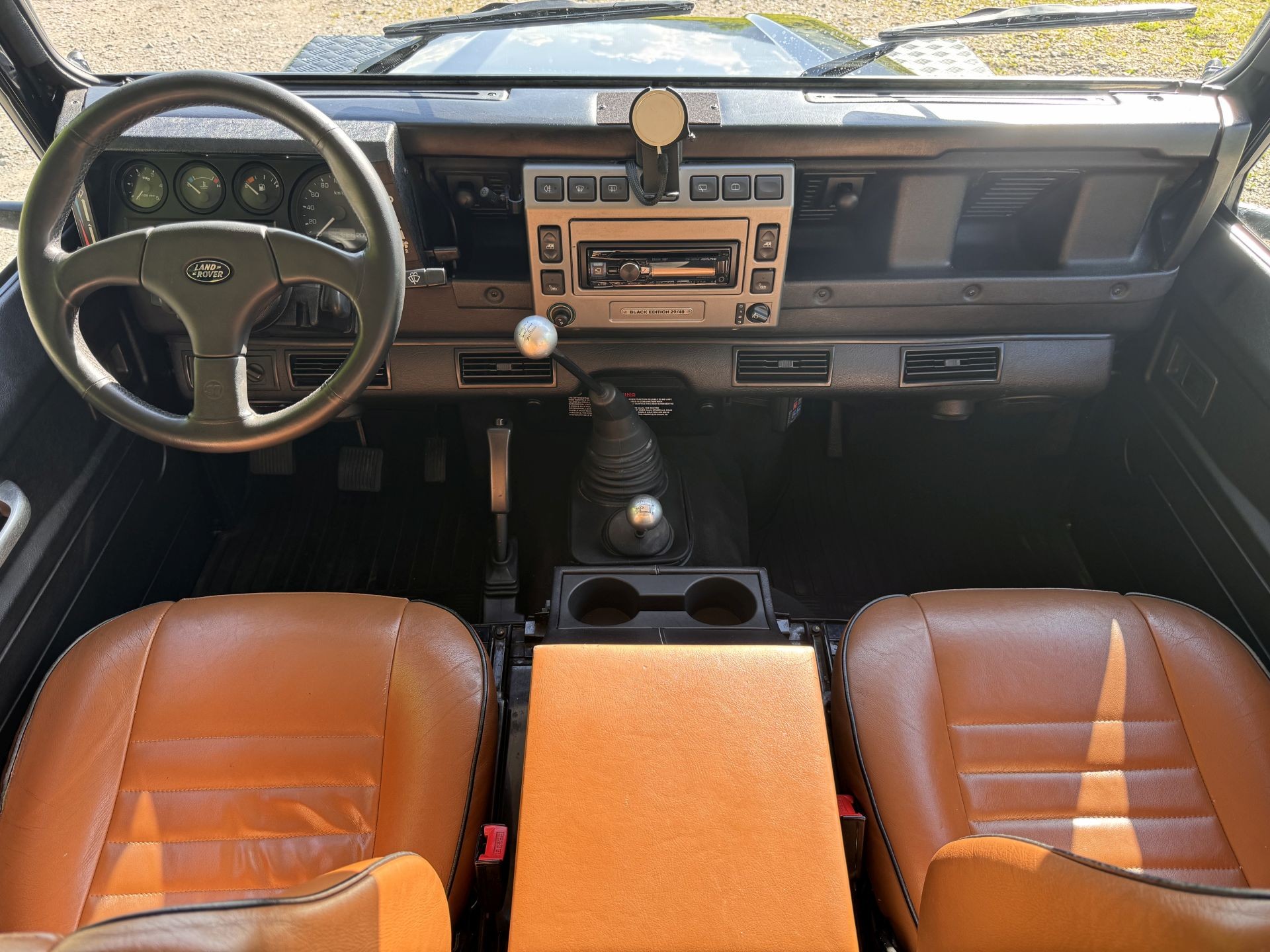 LAND ROVER Defender 110 SW 2.5 Td5 Black Edition Avus Performance-image-13