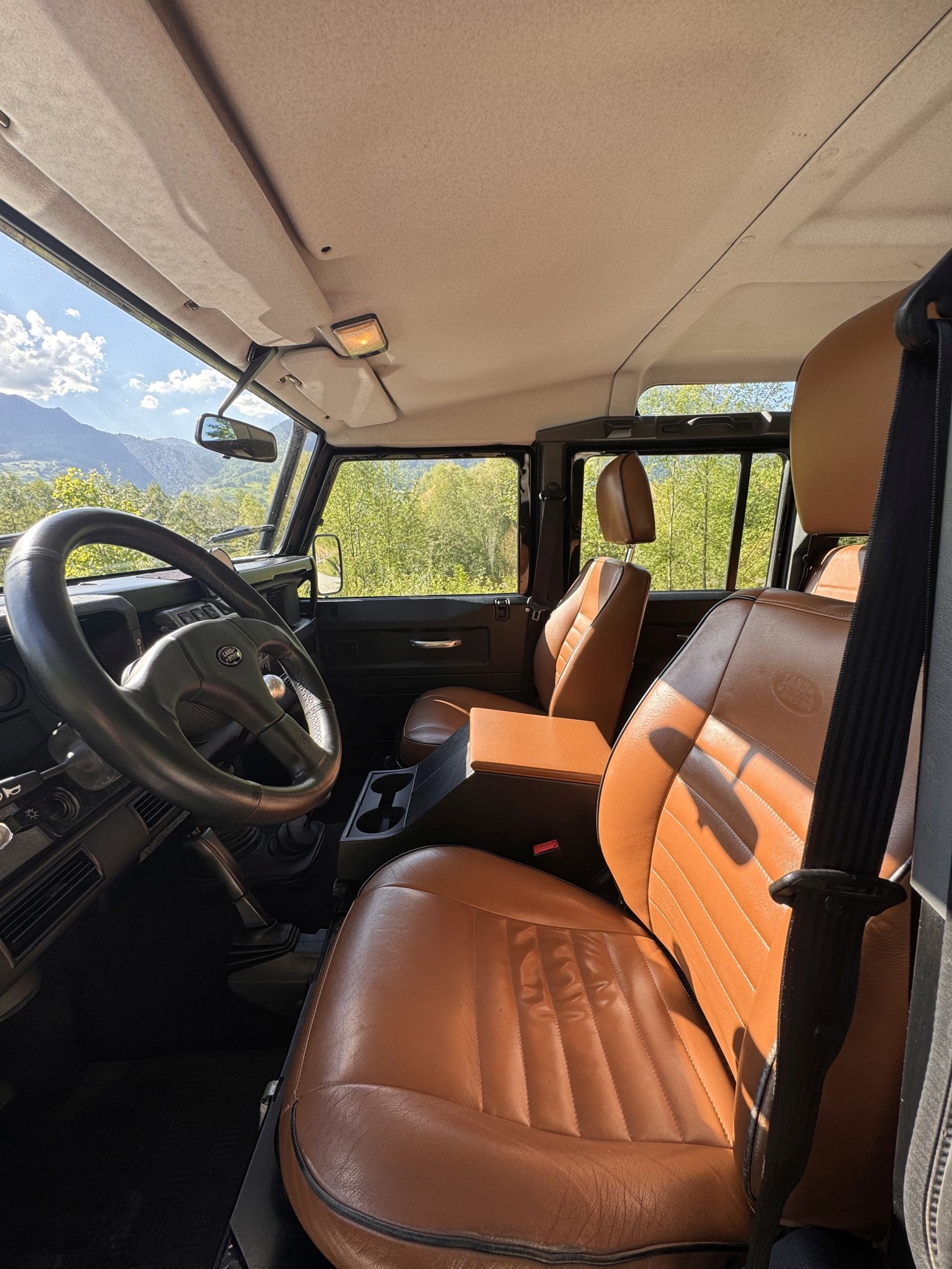 LAND ROVER Defender 110 SW 2.5 Td5 Black Edition Avus Performance-image-11