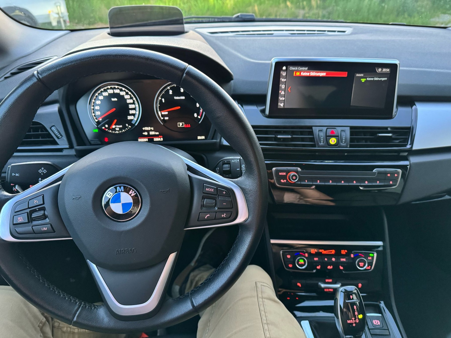 BMW 218d Gran Tourer Steptronic Luxury Line-image-13