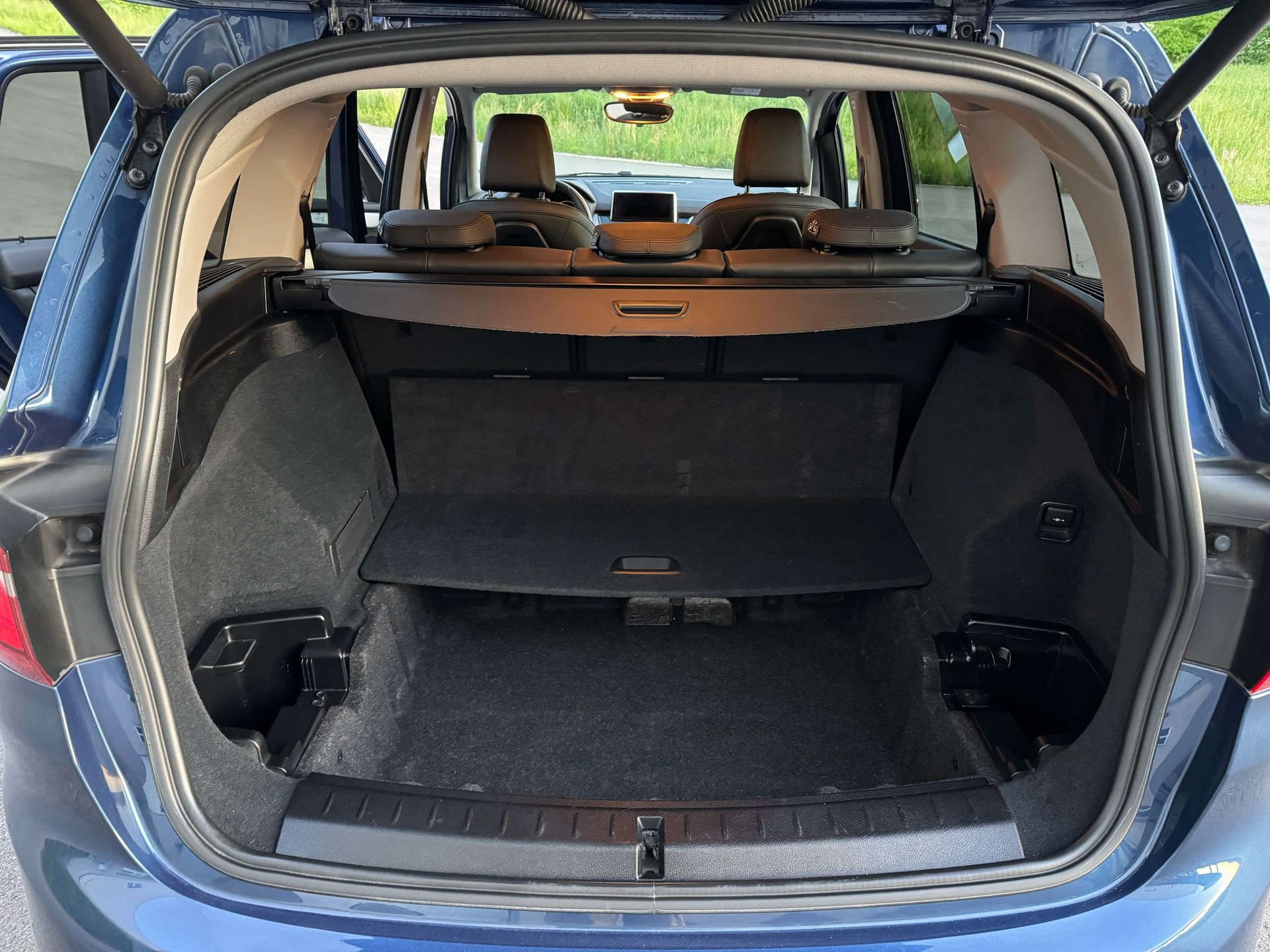 BMW 218d Gran Tourer Steptronic Luxury Line-image-8