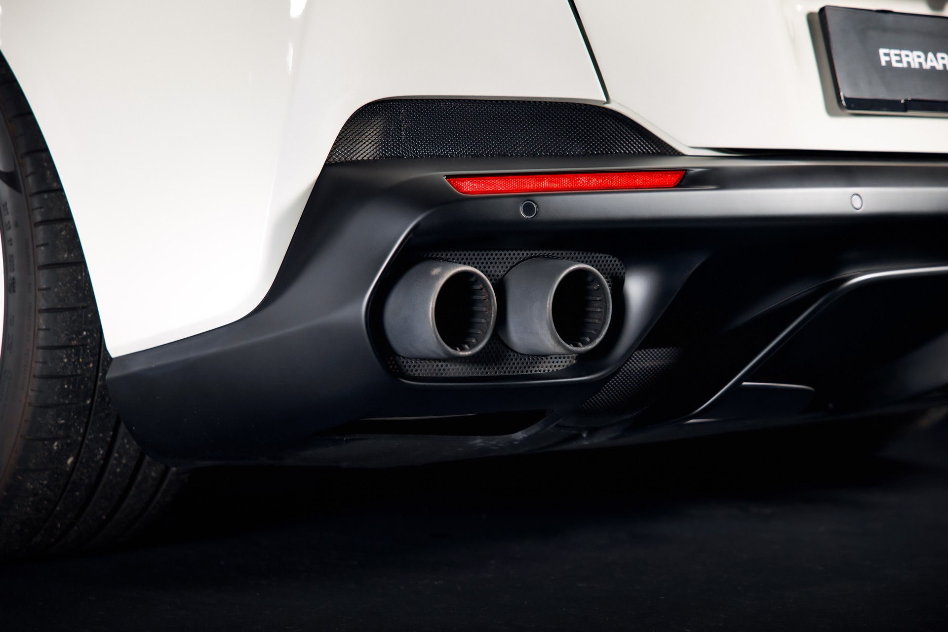 FERRARI Portofino 3.9 V8 T in Bianco Avus-image-14