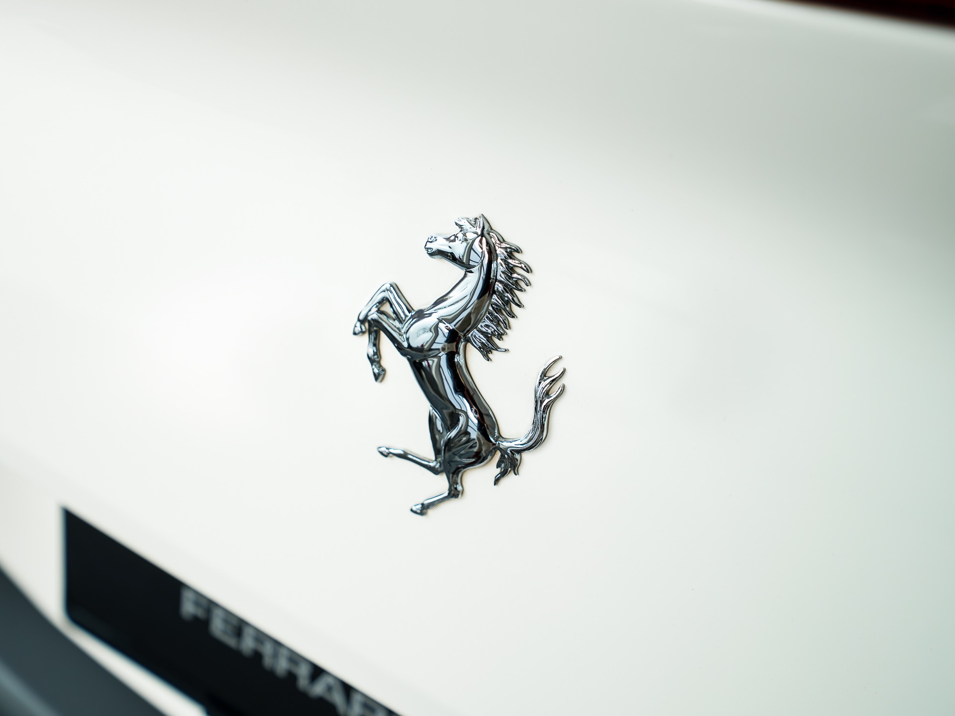 FERRARI Portofino 3.9 V8 T in Bianco Avus-image-9