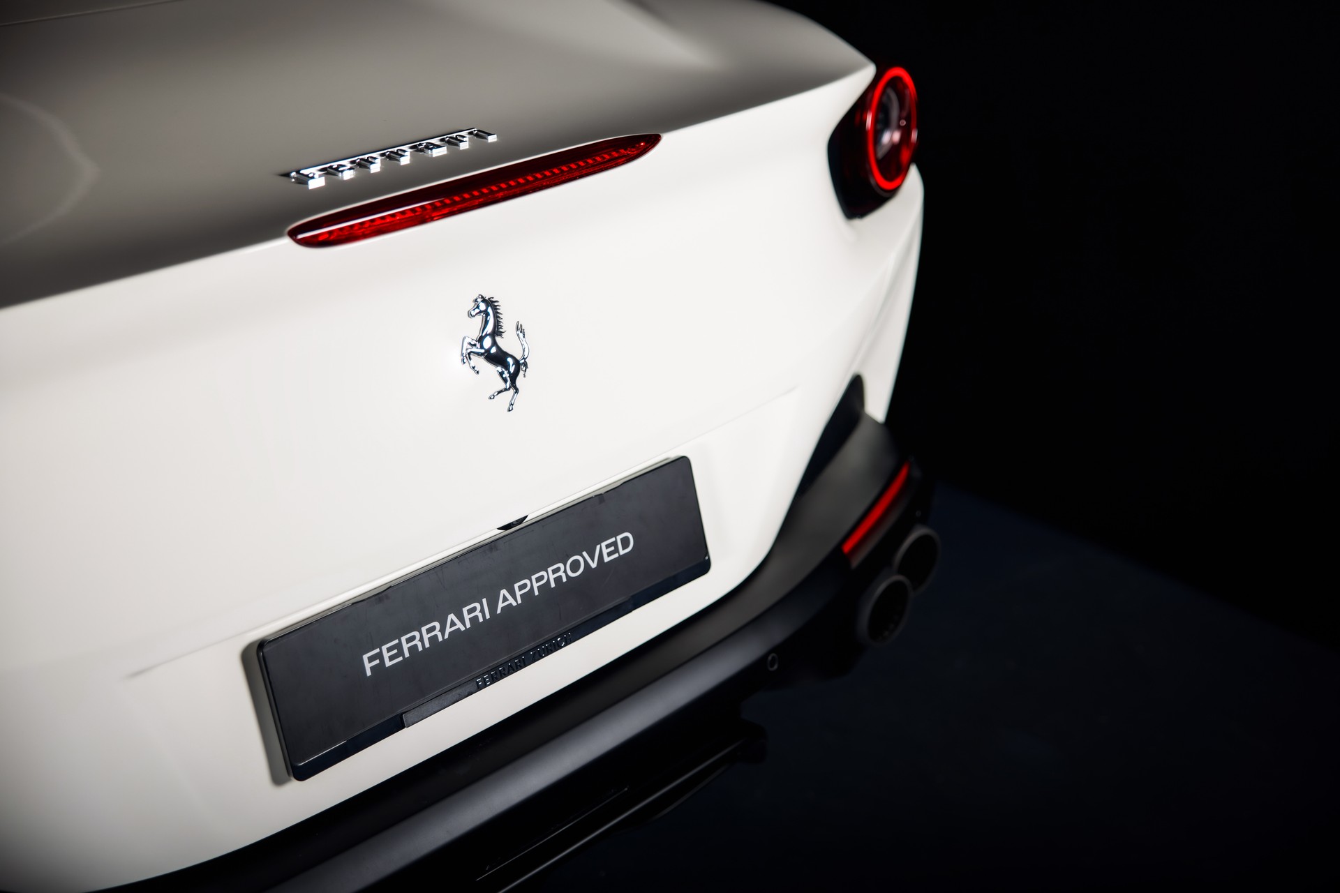FERRARI Portofino 3.9 V8 T in Bianco Avus-image-12