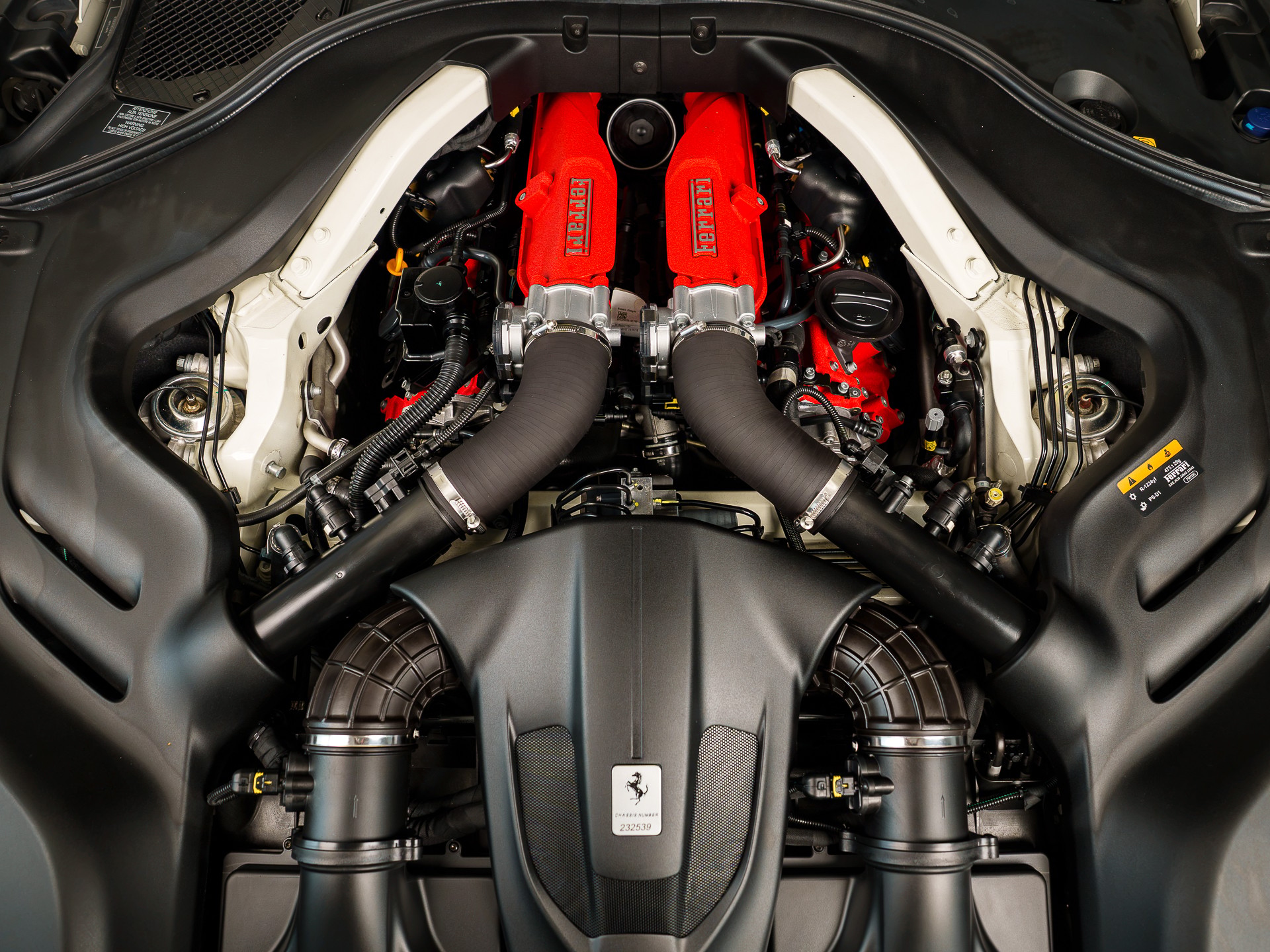 FERRARI Portofino 3.9 V8 T in Bianco Avus-image-14