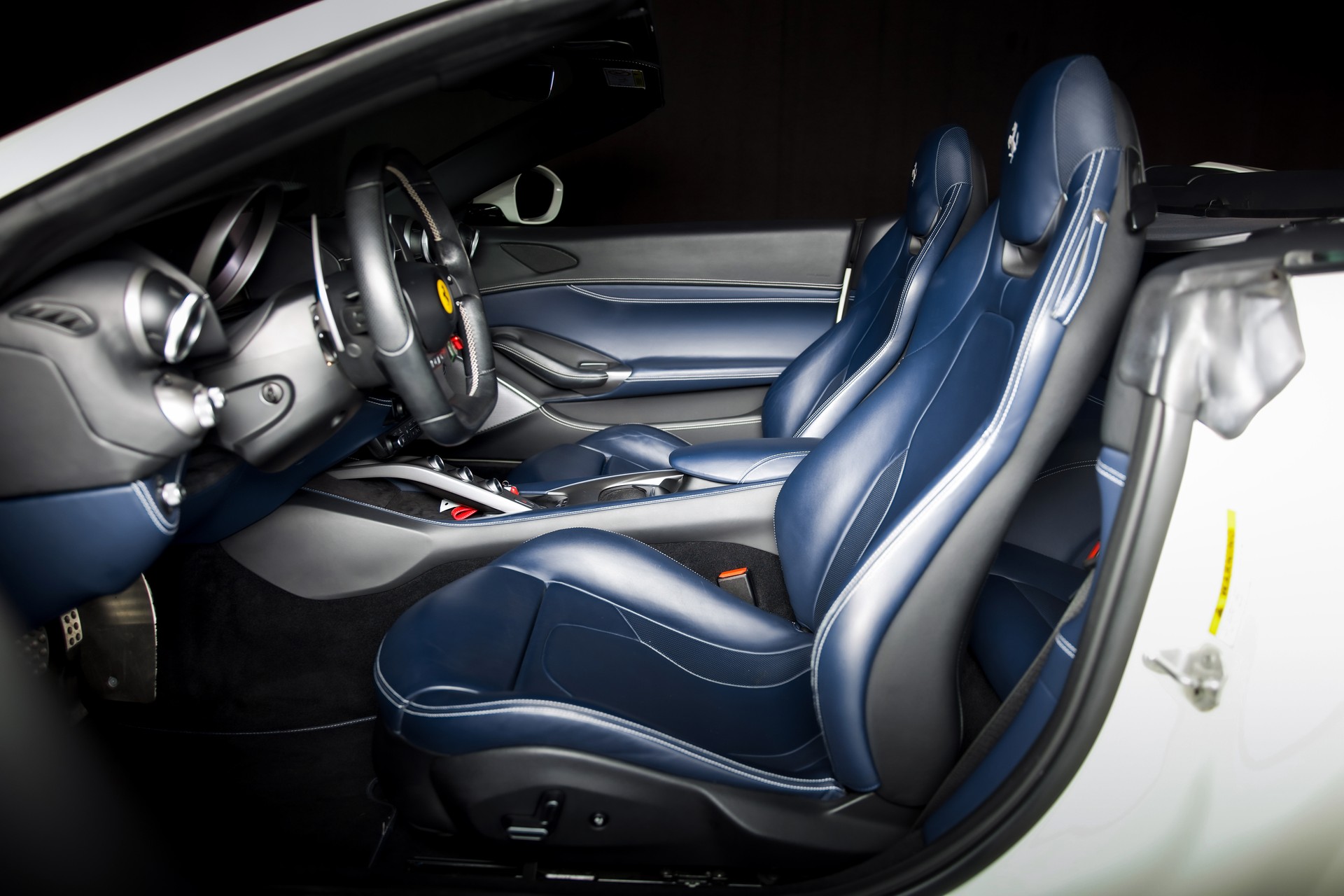 FERRARI Portofino 3.9 V8 T in Bianco Avus-image-16