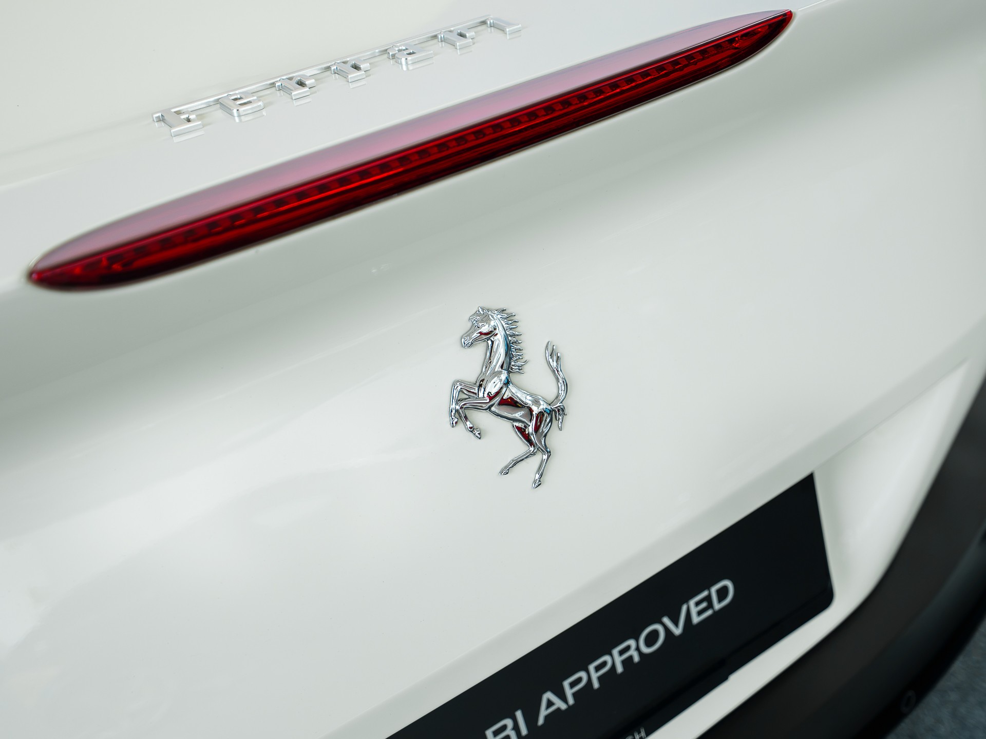 FERRARI Portofino 3.9 V8 T in Bianco Avus-image-12