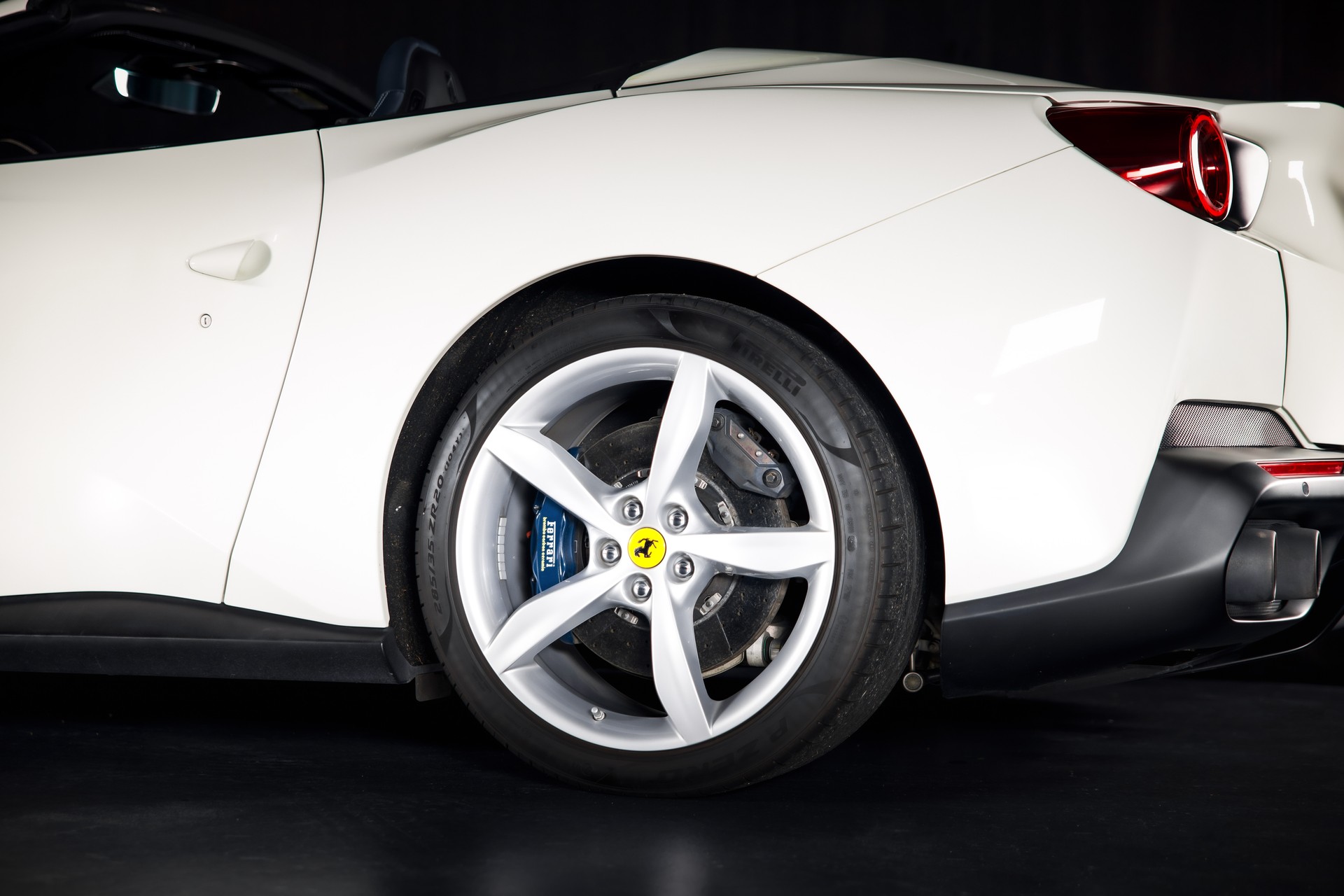 FERRARI Portofino 3.9 V8 T in Bianco Avus-image-11