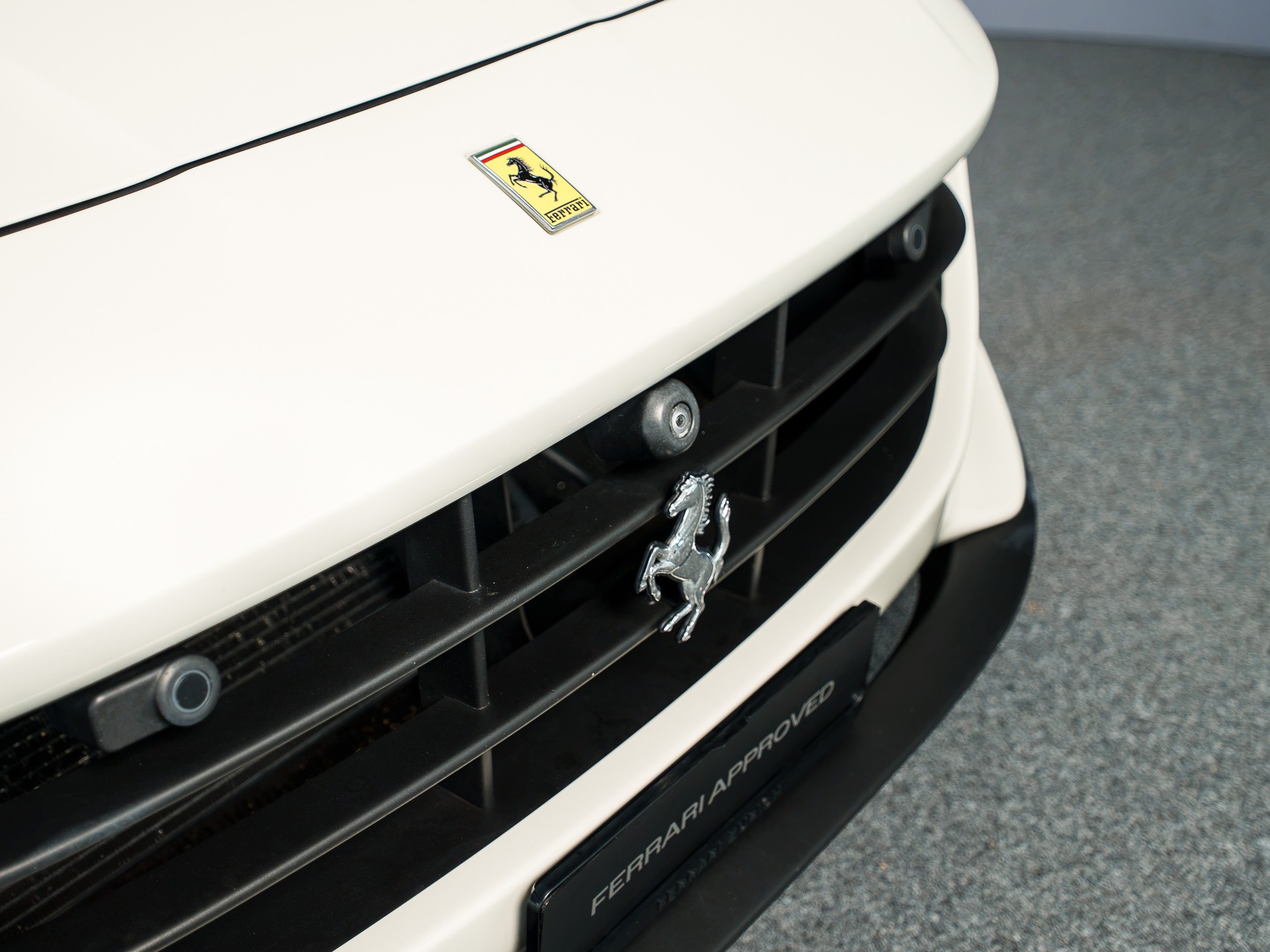 FERRARI Portofino 3.9 V8 T in Bianco Avus-image-4