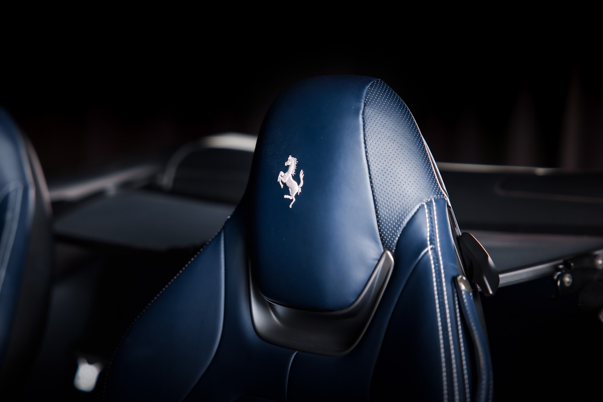 FERRARI Portofino 3.9 V8 T in Bianco Avus-image-18