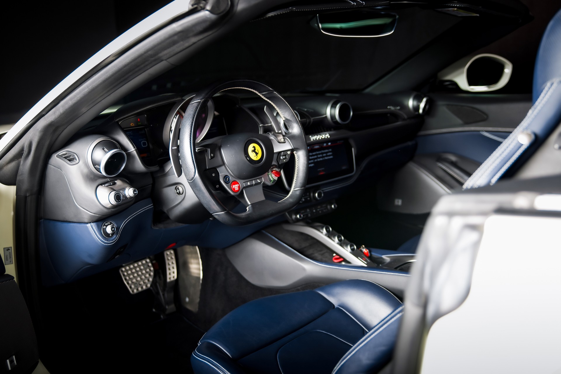 FERRARI Portofino 3.9 V8 T in Bianco Avus-image-15