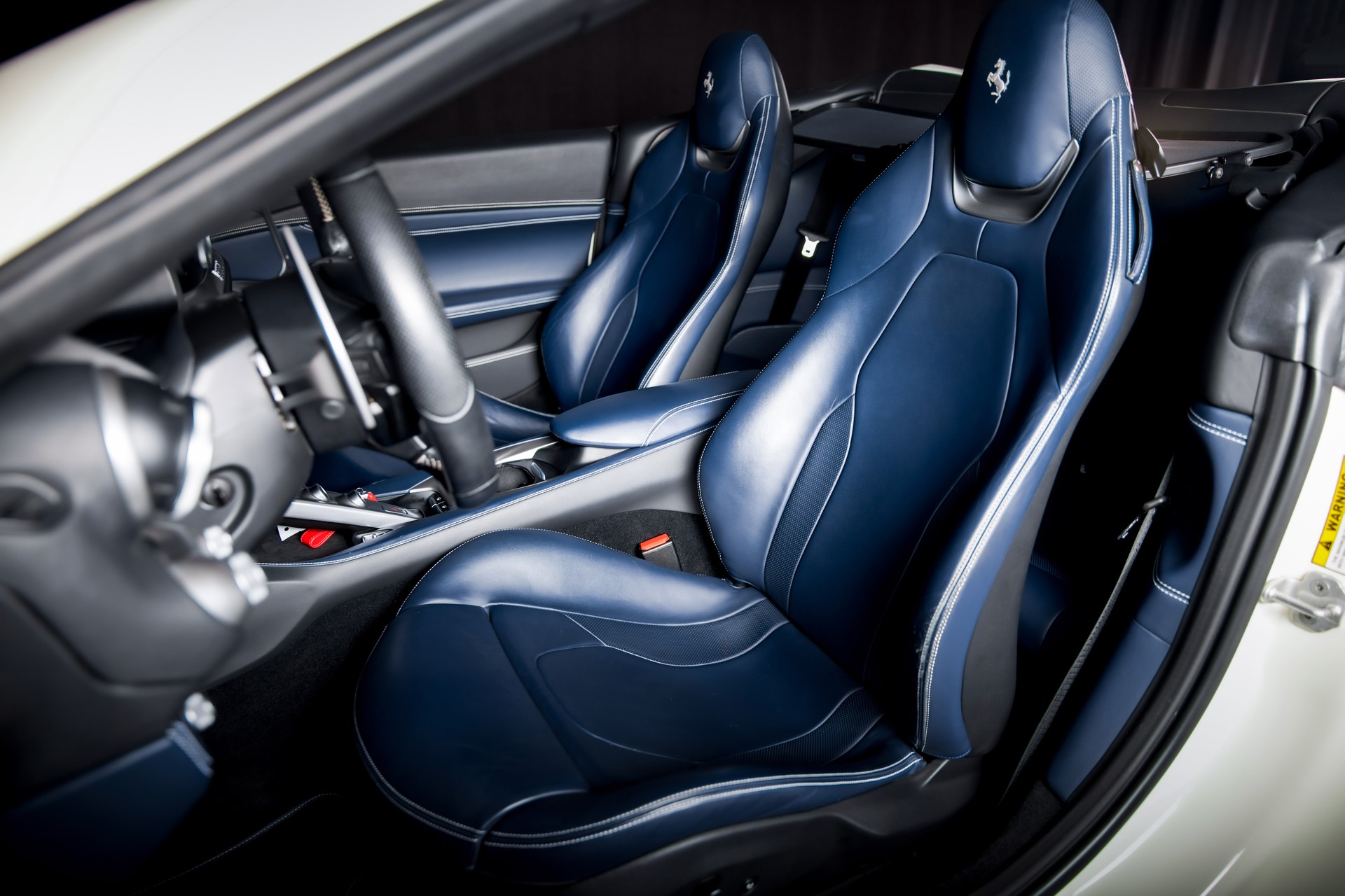 FERRARI Portofino 3.9 V8 T in Bianco Avus-image-17