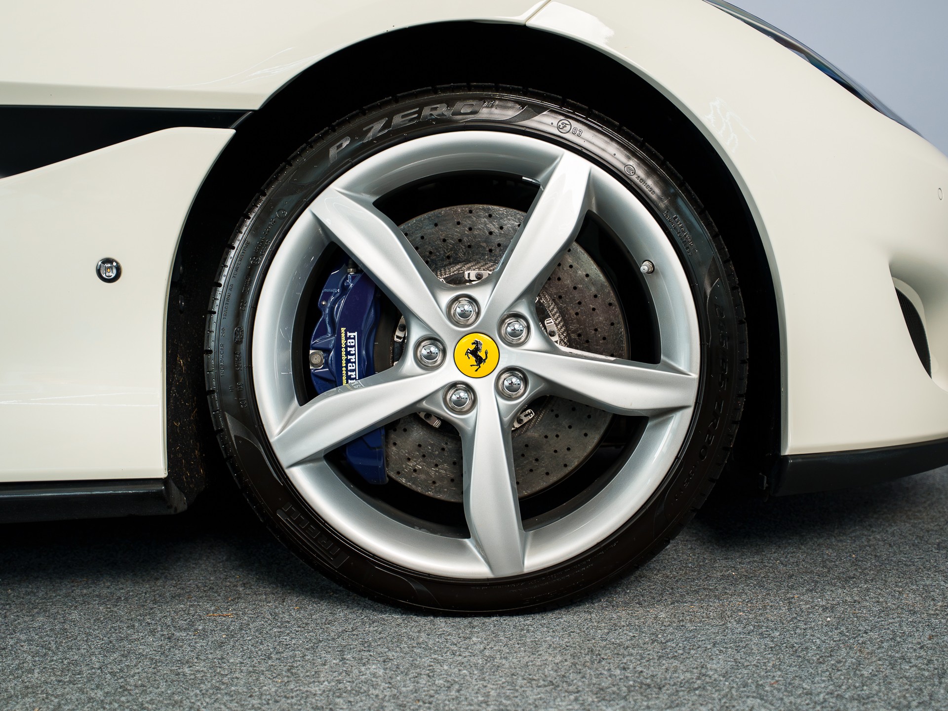 FERRARI Portofino 3.9 V8 T in Bianco Avus-image-8