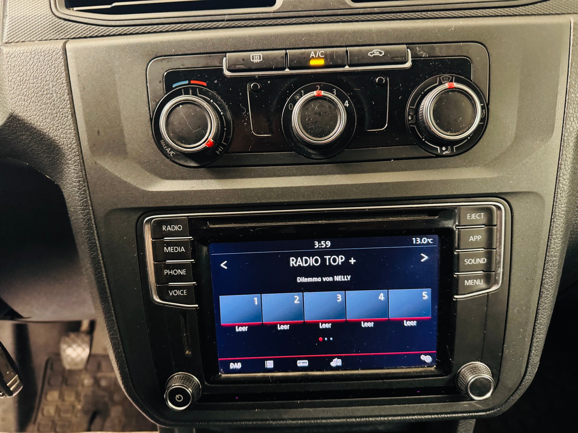VW Caddy Maxi 2.0TDI BlueMotion Technology-image-12
