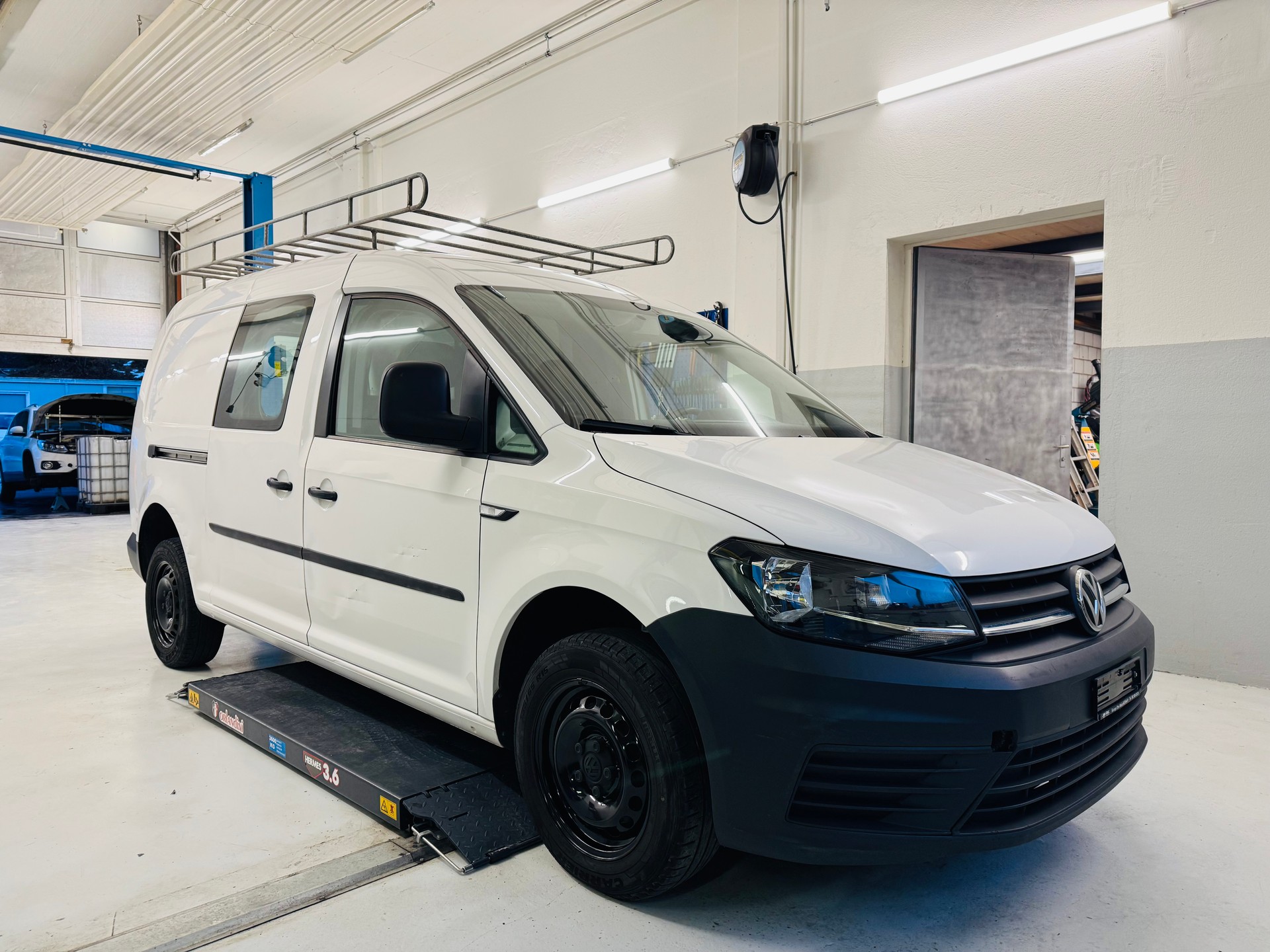 VW Caddy Maxi 2.0TDI BlueMotion Technology-showroom-element-2