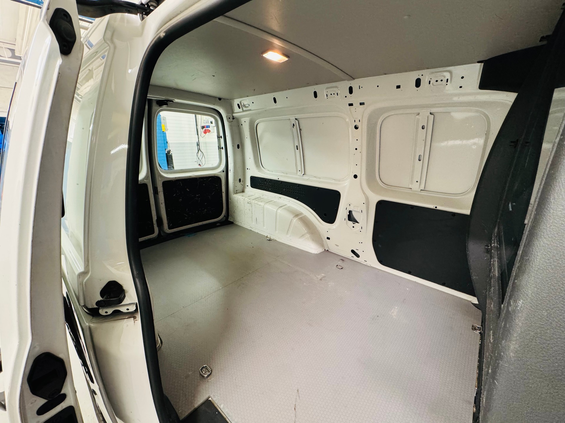 VW Caddy Maxi 2.0TDI BlueMotion Technology-image-14