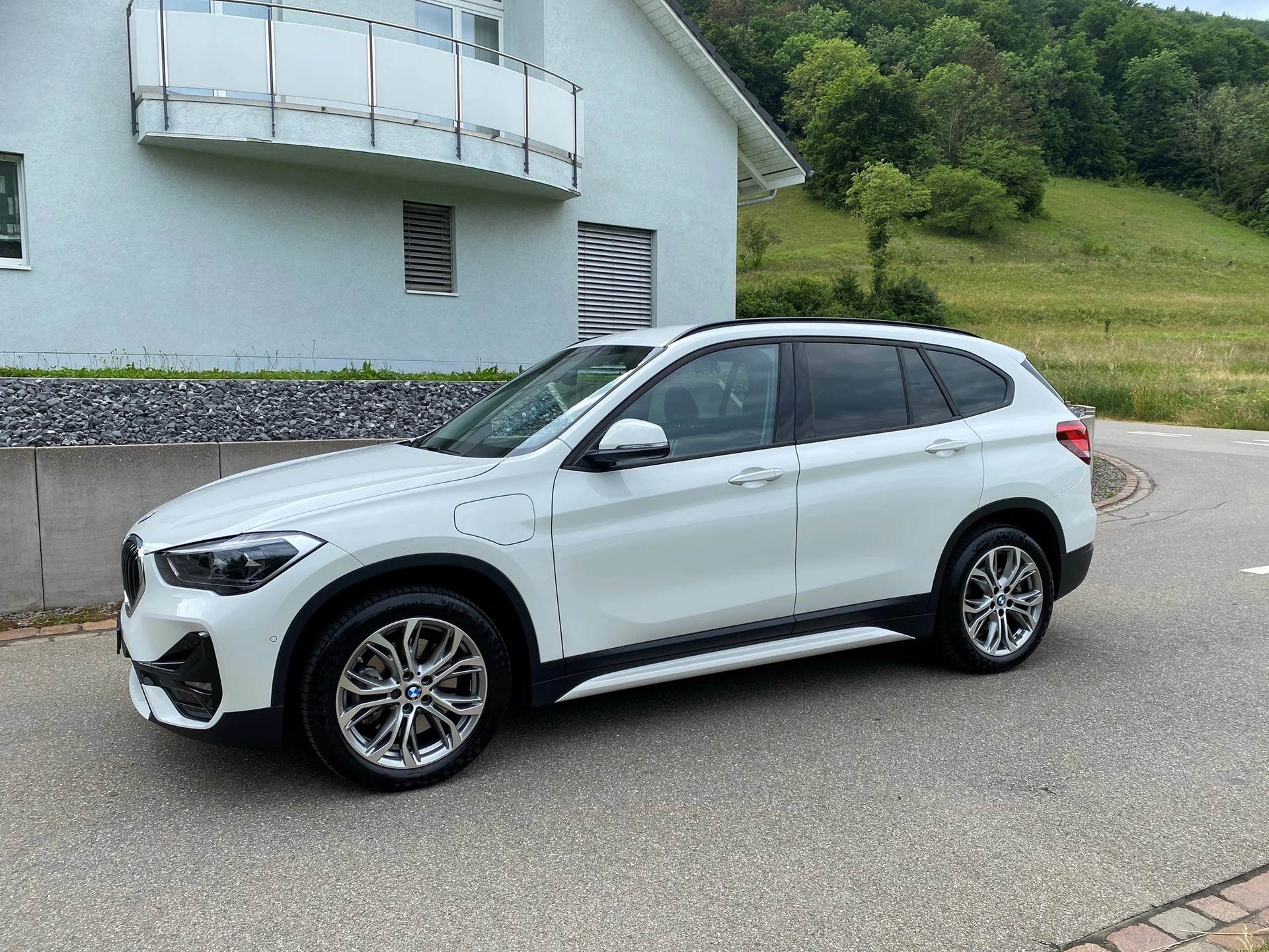 BMW X1 xDrive 25e Sport Line * Hybrid Benzin / Elektro * 220 PS-image-1