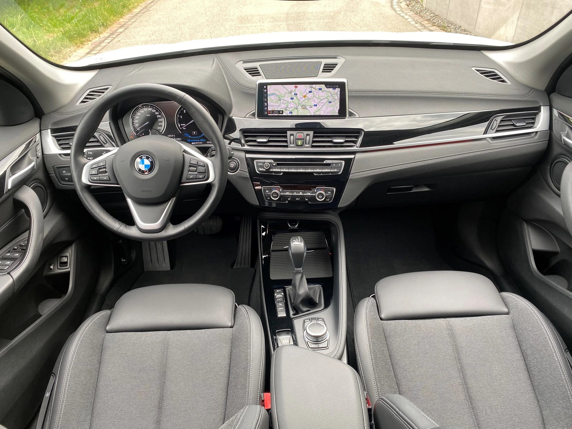 BMW X1 xDrive 25e Sport Line * Hybrid Benzin / Elektro * 220 PS-image-10